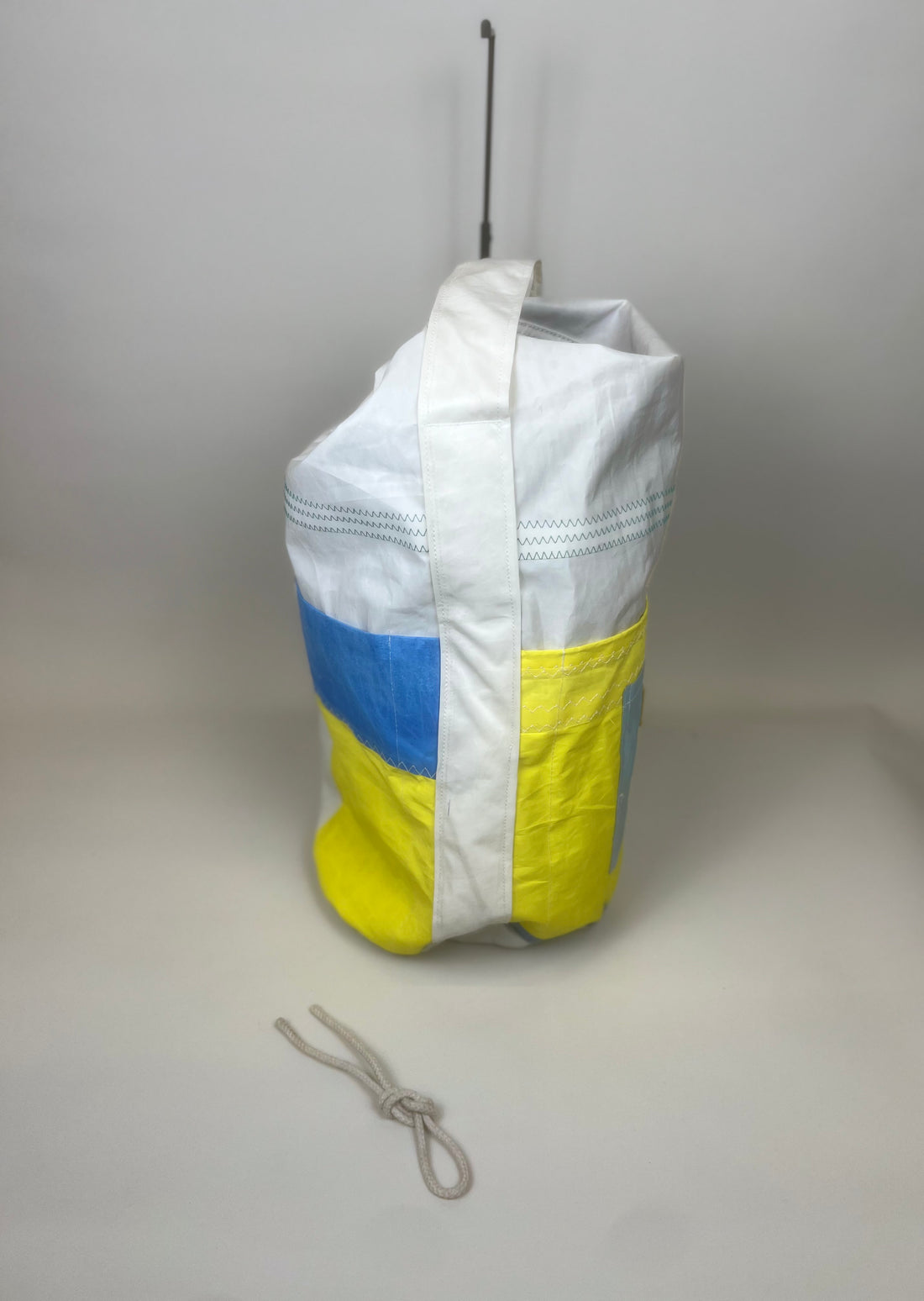 Plunjetas van gerecycled jachtzeil, zijaanzicht