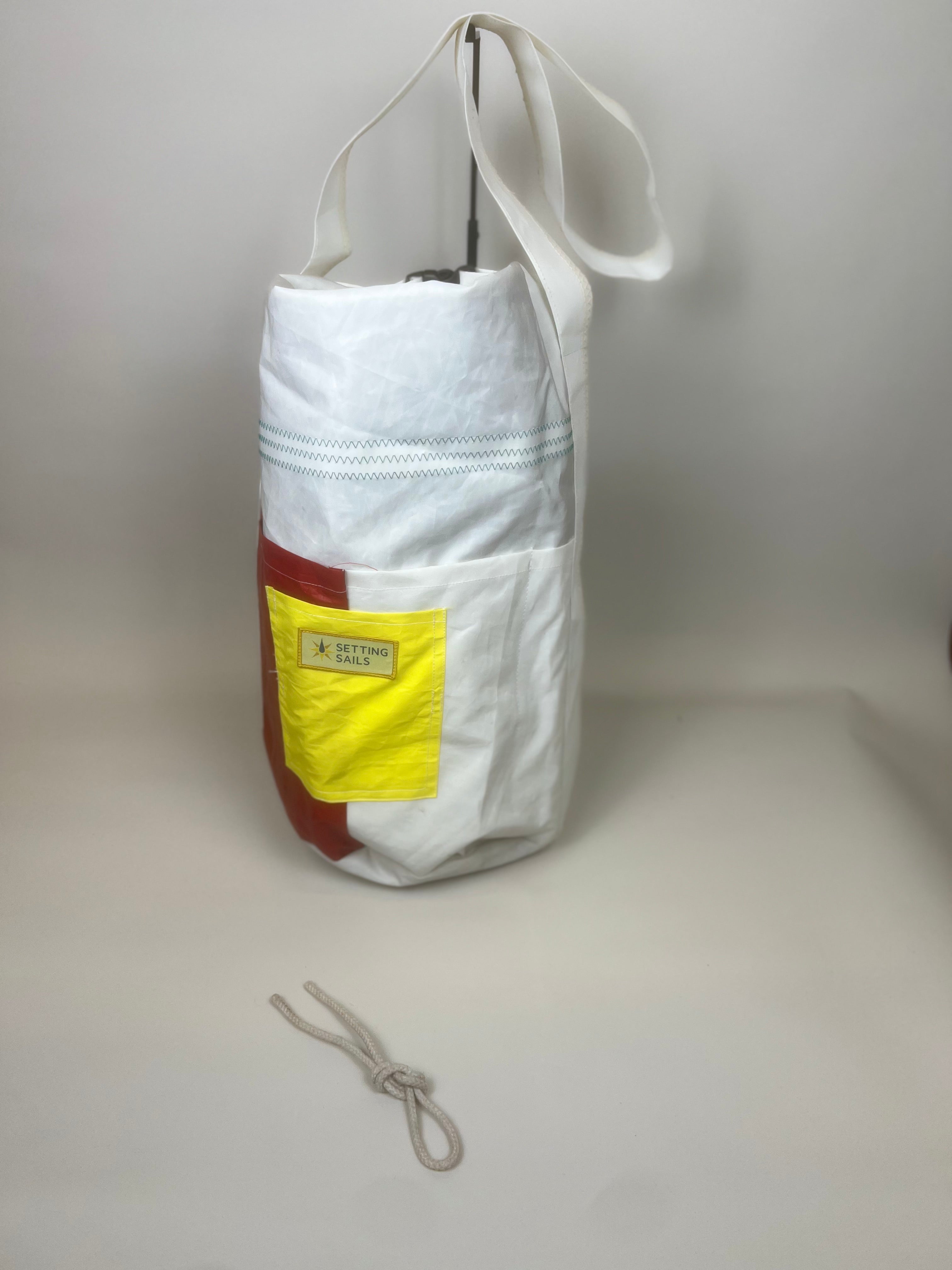 Plunjetas van gerecycled jachtzeil, wit met rood en geel vak