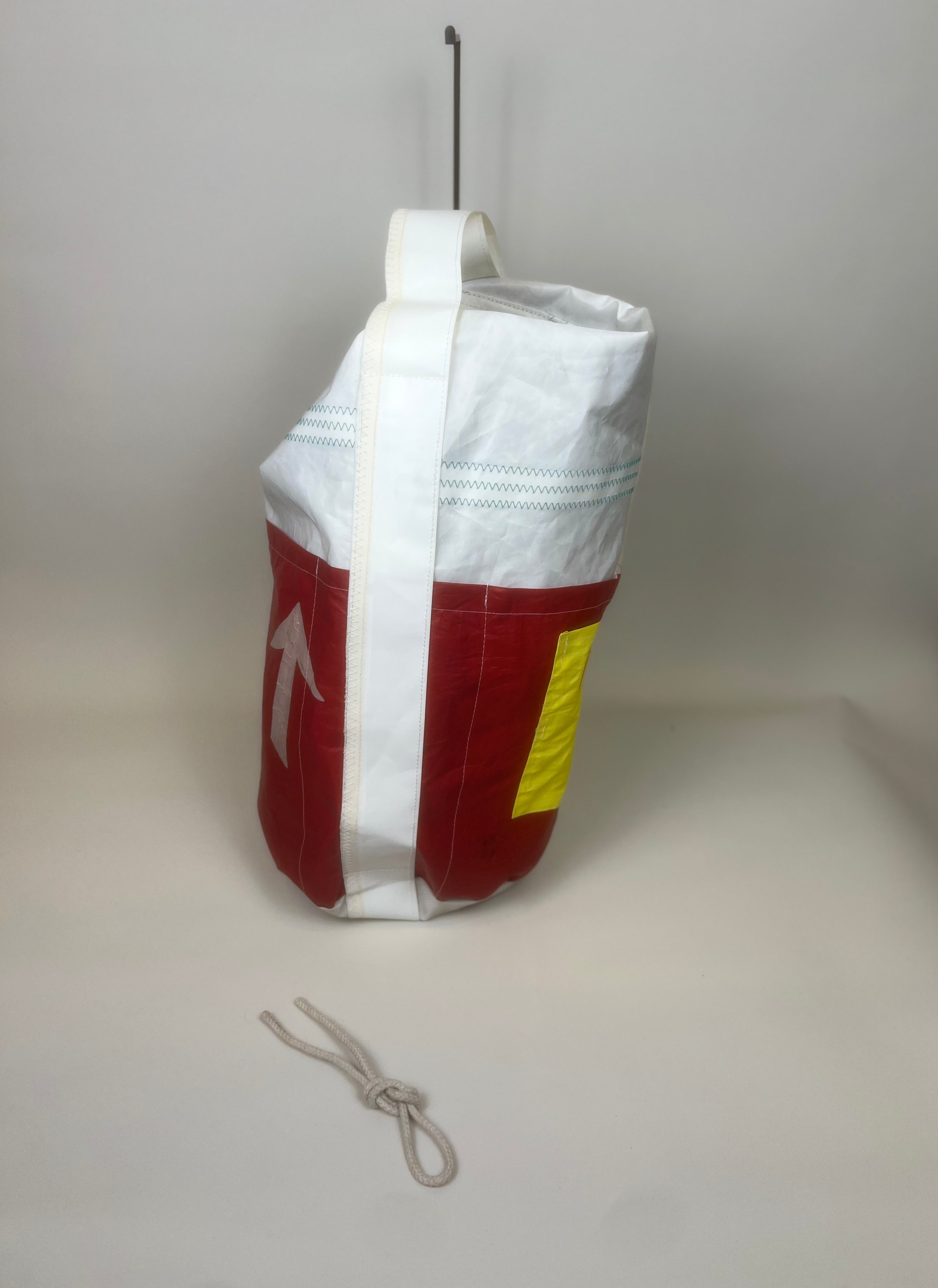 Plunjetas van gerecycled jachtzeil, zijaanzicht met zeilpijl