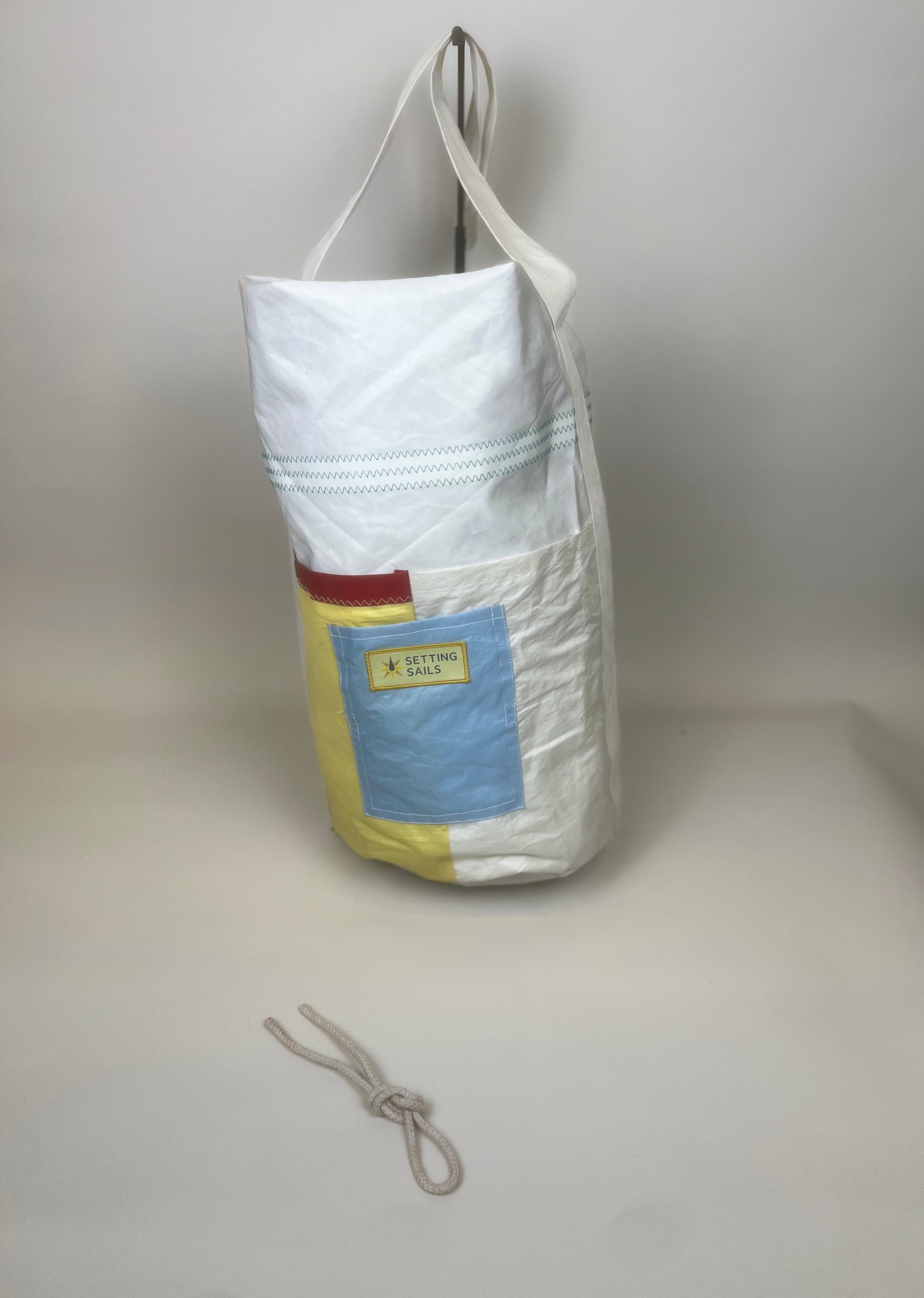 Plunjetas van gerecycled jachtzeil, wit met geel, blauw en rood vak