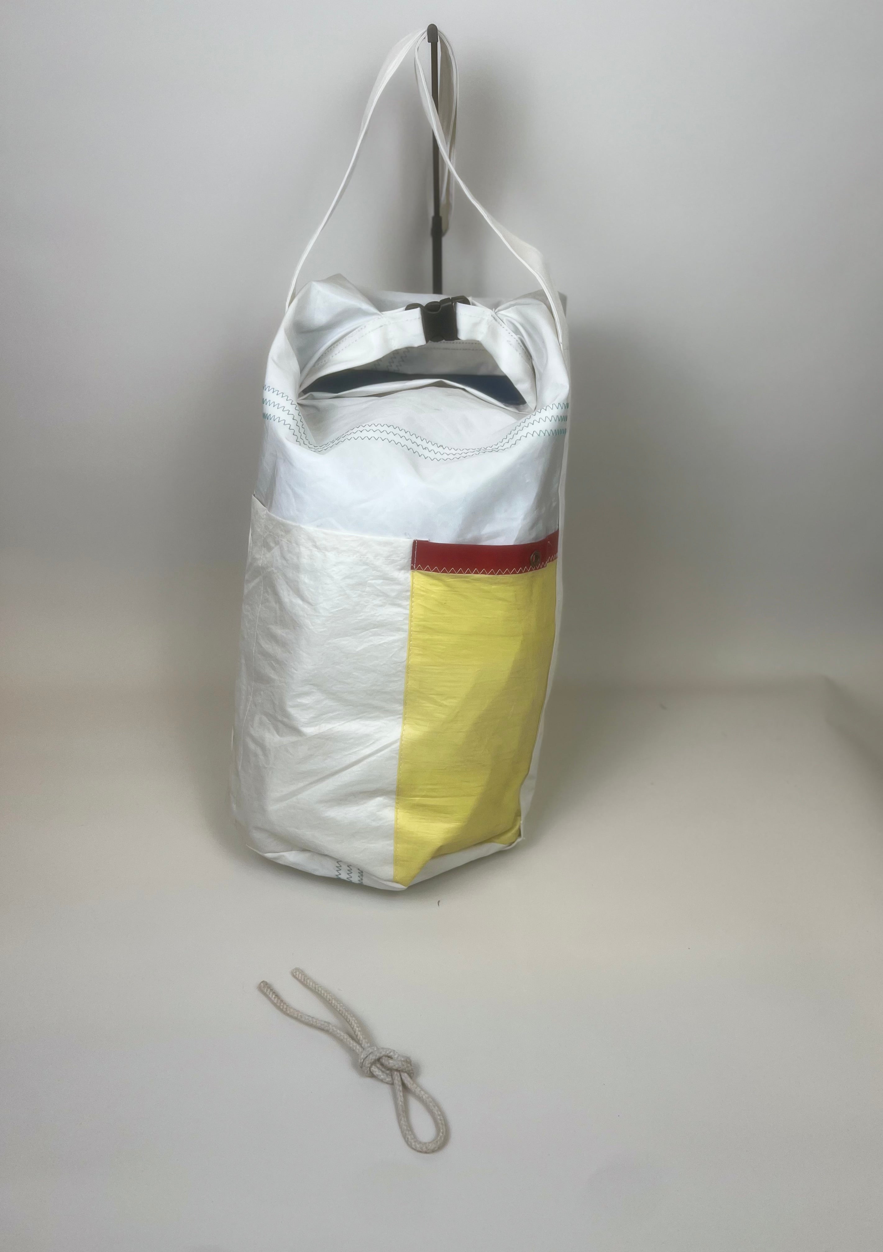 Plunjetas van gerecycled jachtzeil, achterzijde