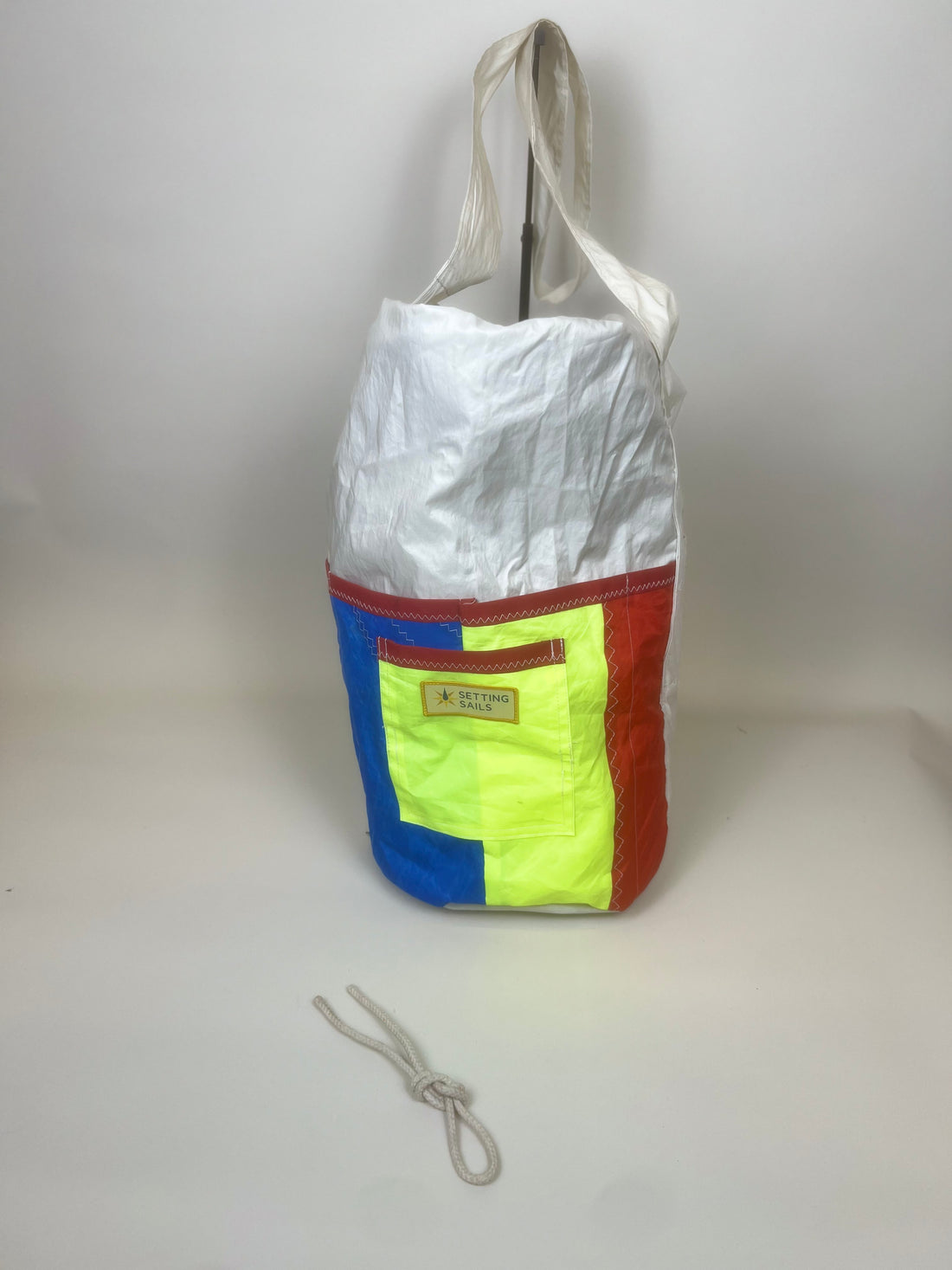 Plunjetas van gerecycled jachtzeil, wit met rood, blauw en geel vak