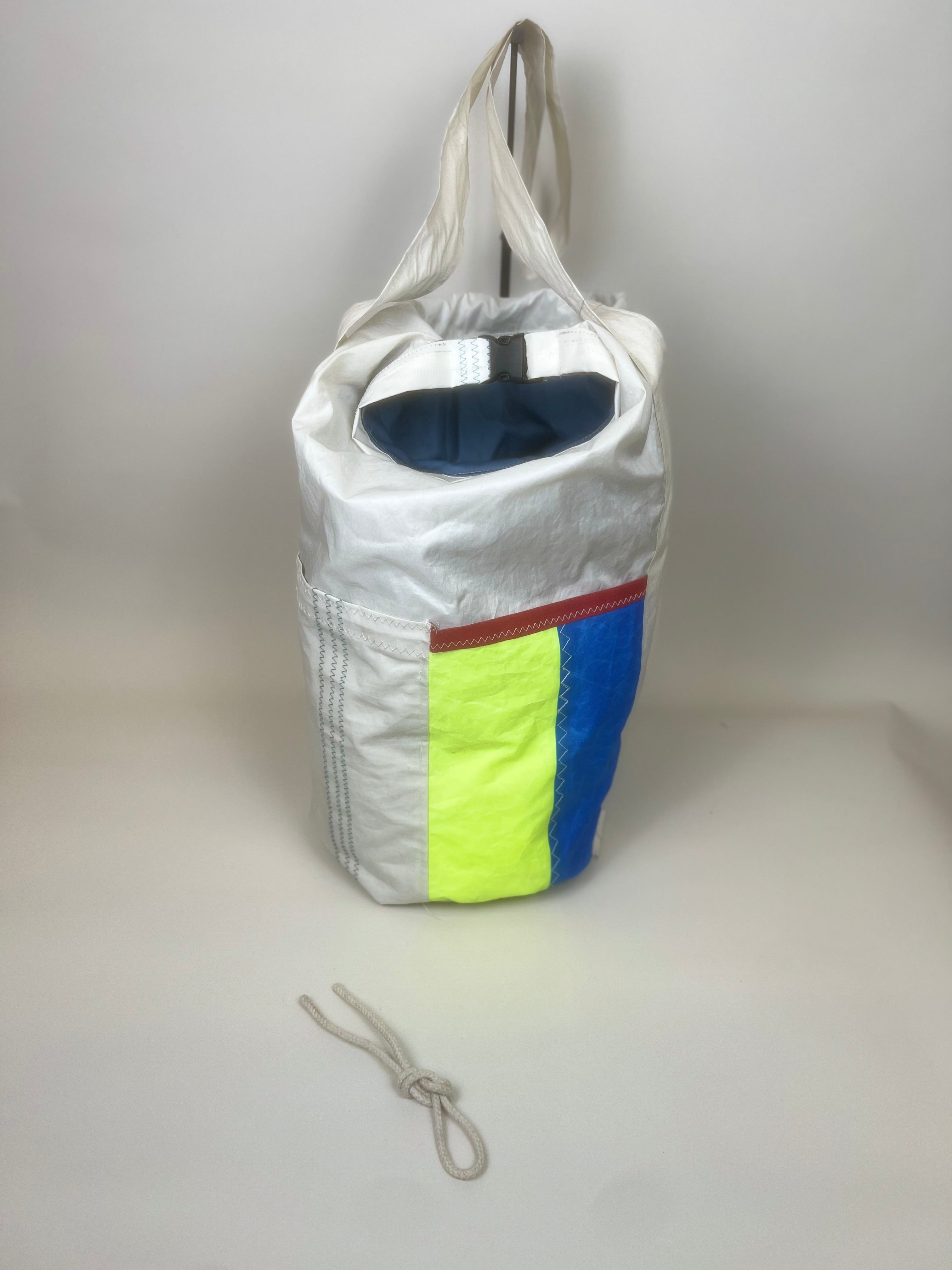 Plunjetas van gerecycled jachtzeil, achterzijde