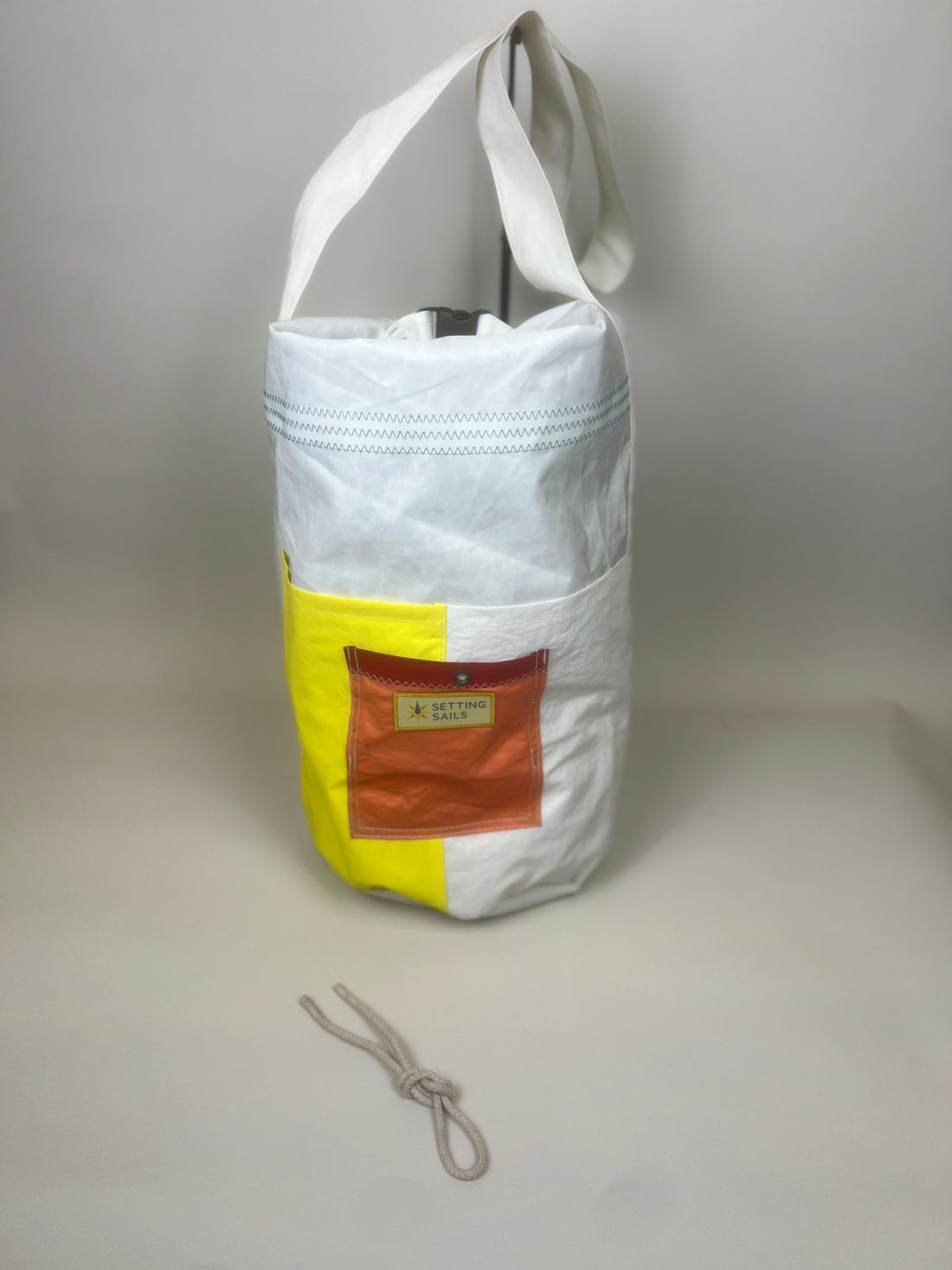 Plunjetas van gerecycled jachtzeil, wit met geel vak en oranje label