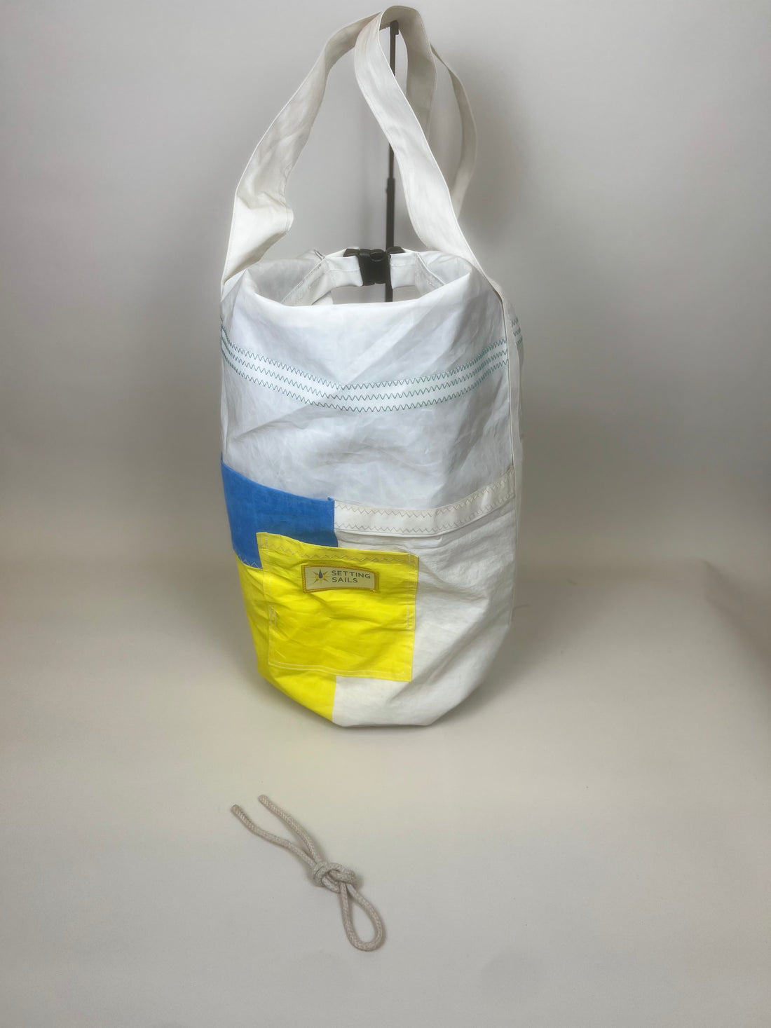 Plunjetas van gerecycled jachtzeil, wit met blauw en geel vak