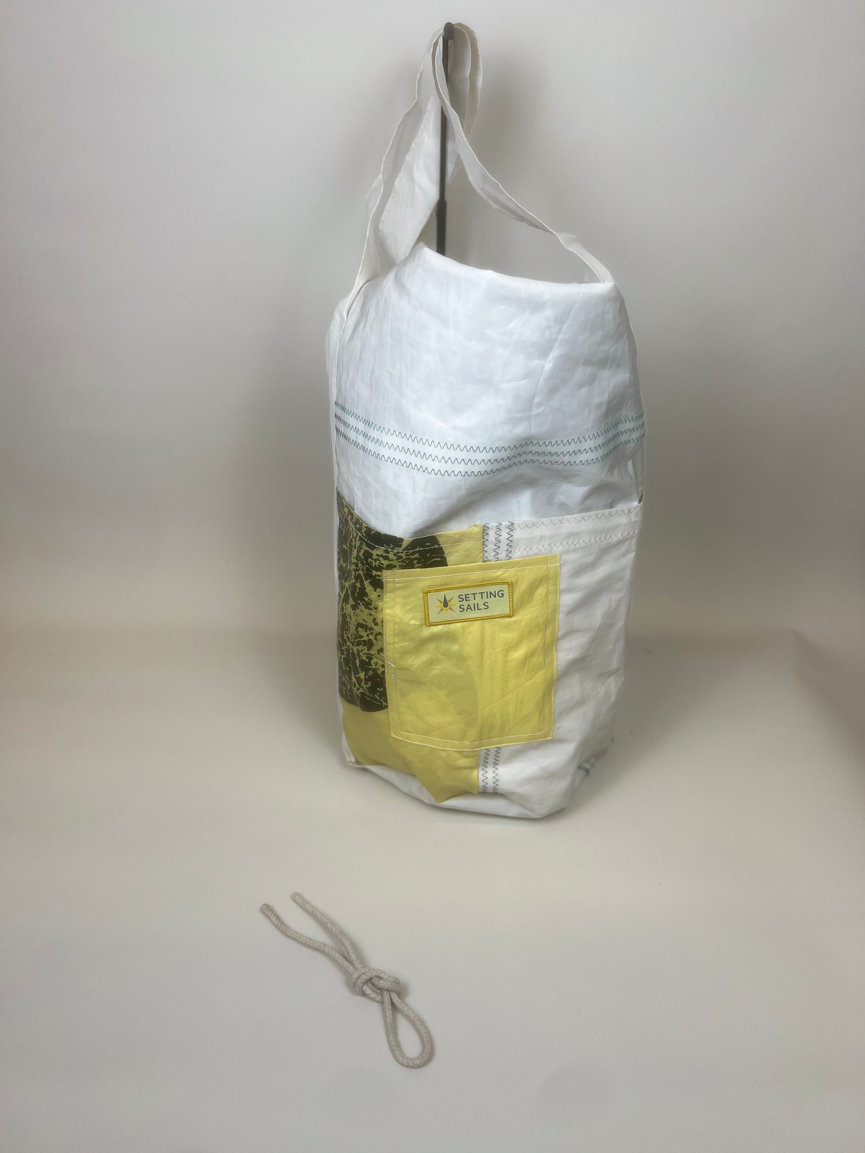 Plunjetas van gerecycled jachtzeil, wit met geel vak met dessin