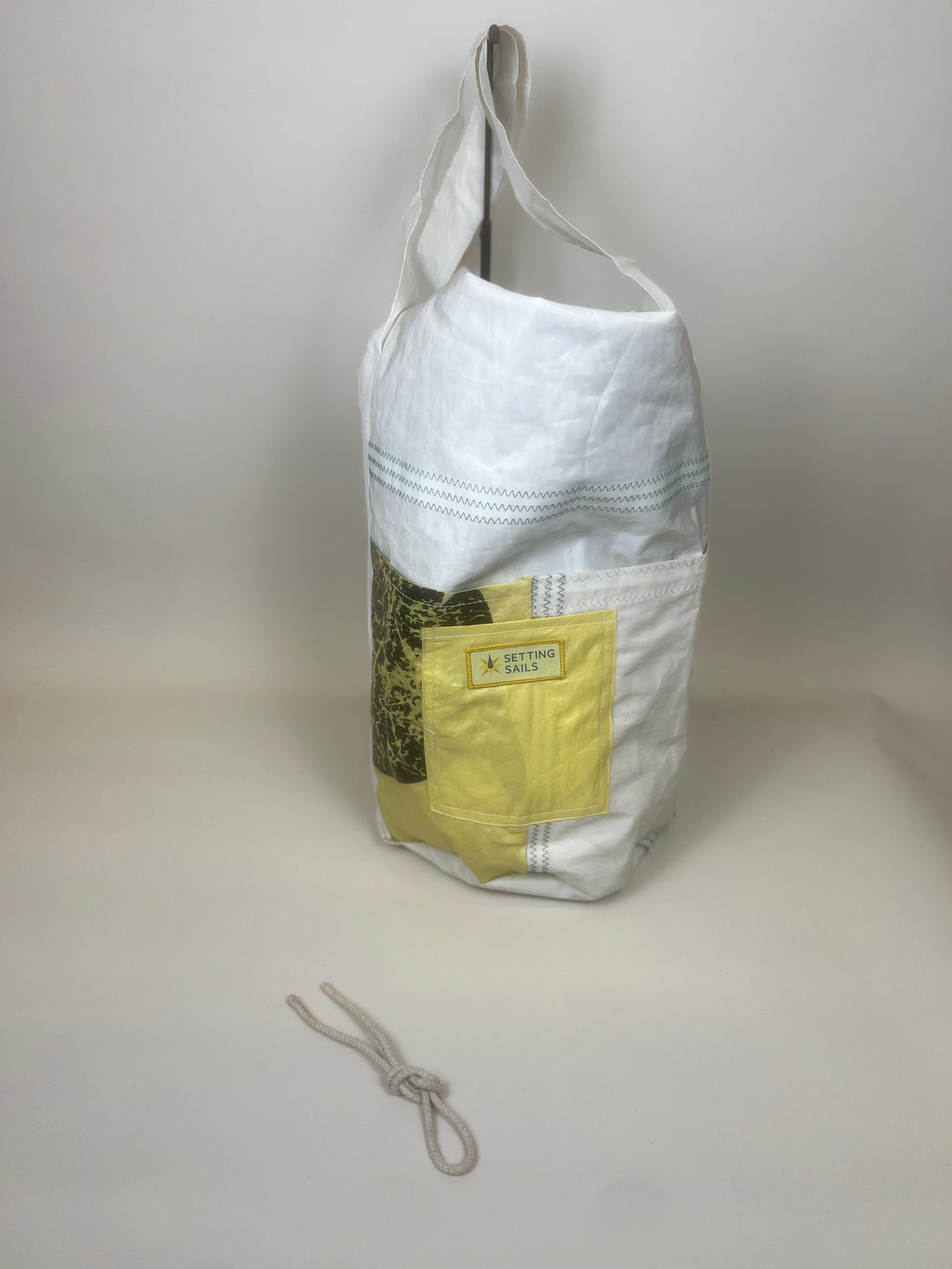 Plunjetas van gerecycled jachtzeil, wit met geel vak met dessin