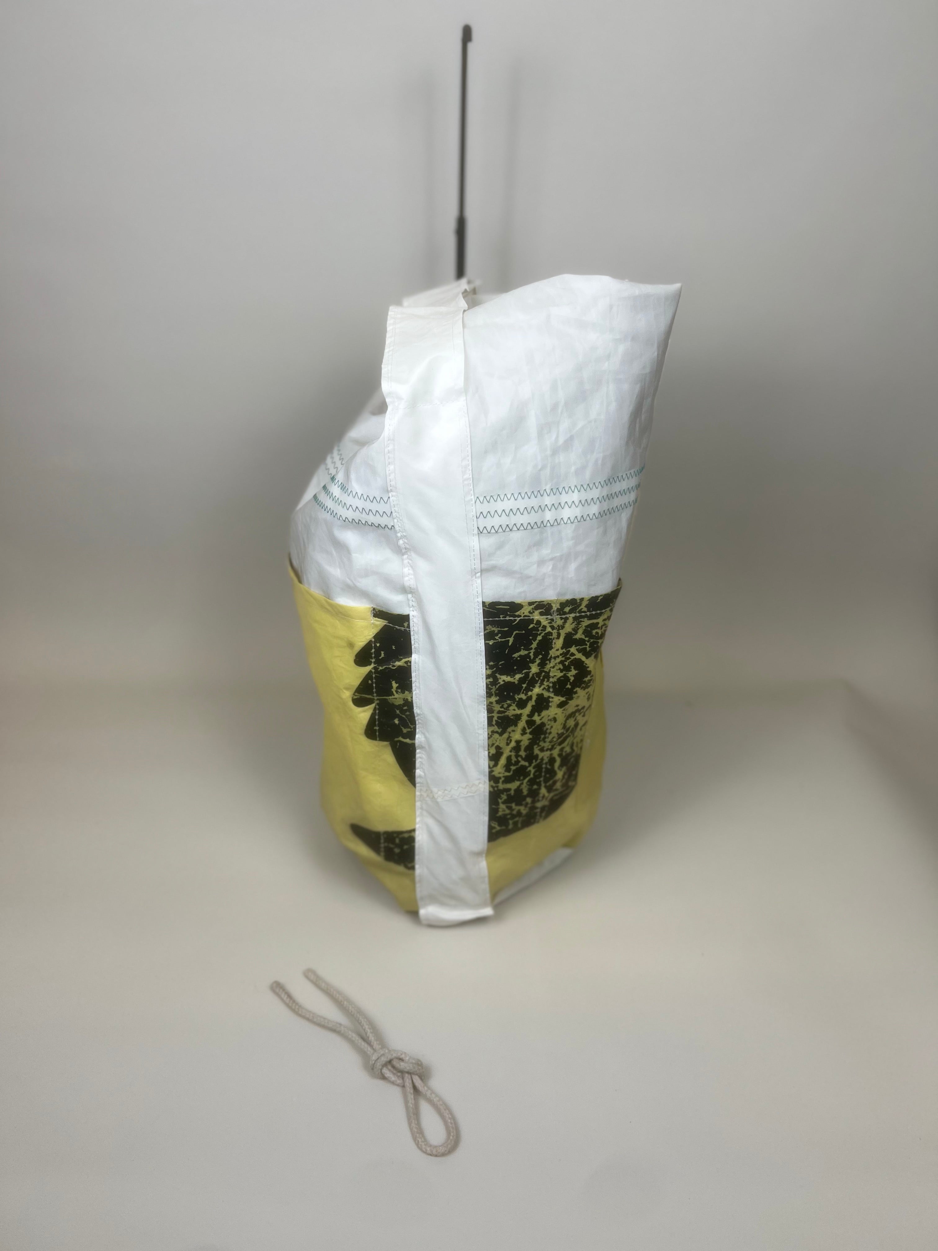 Plunjetas van gerecycled jachtzeil, zijaanzicht
