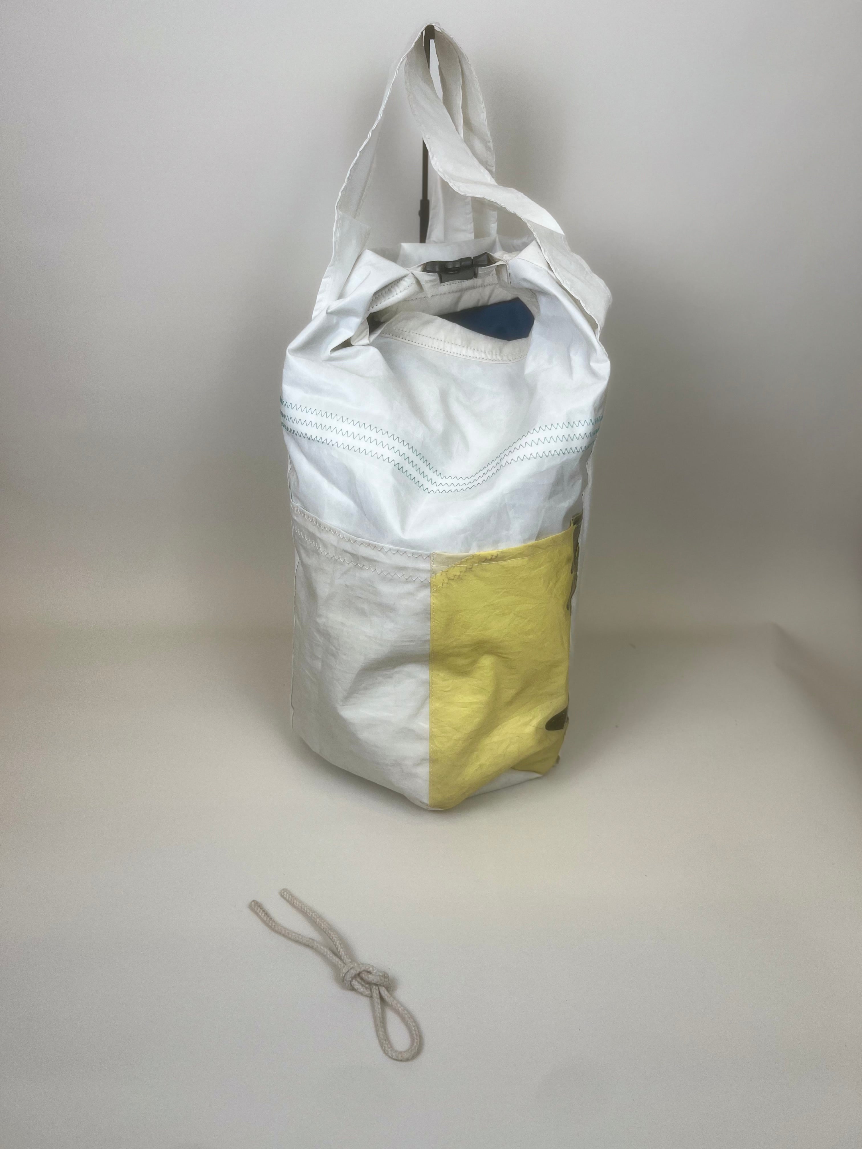 Plunjetas van gerecycled jachtzeil, achterzijde