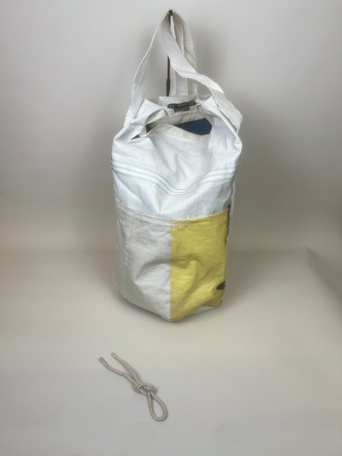Plunjetas van gerecycled jachtzeil, achterzijde