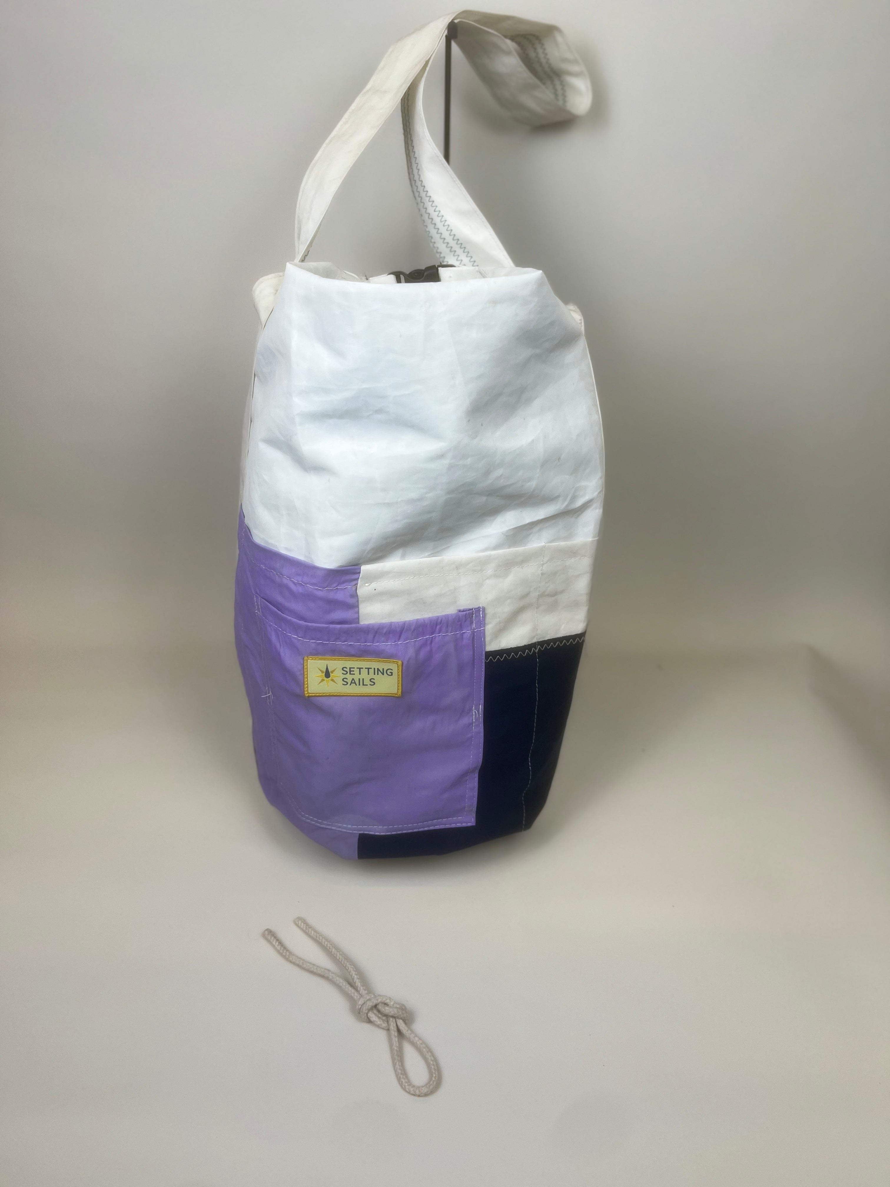 Plunjetas van gerecycled jachtzeil, wit met paars en donkerblauw vak