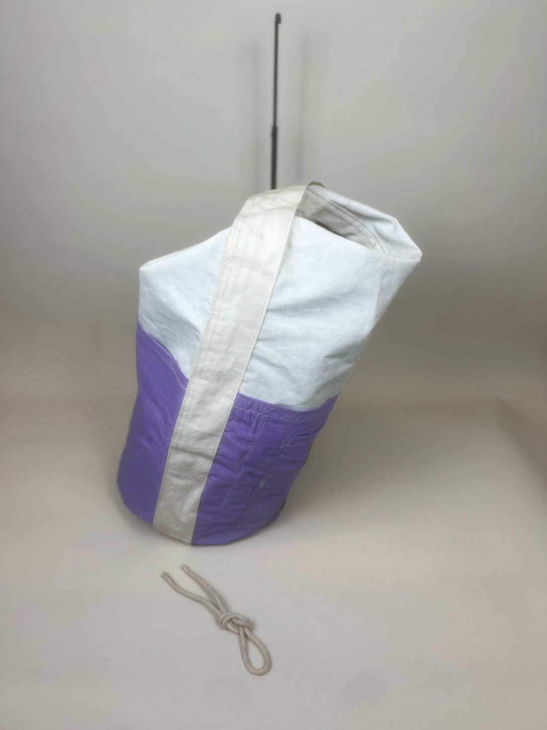 Plunjetas van gerecycled jachtzeil, zijaanzicht