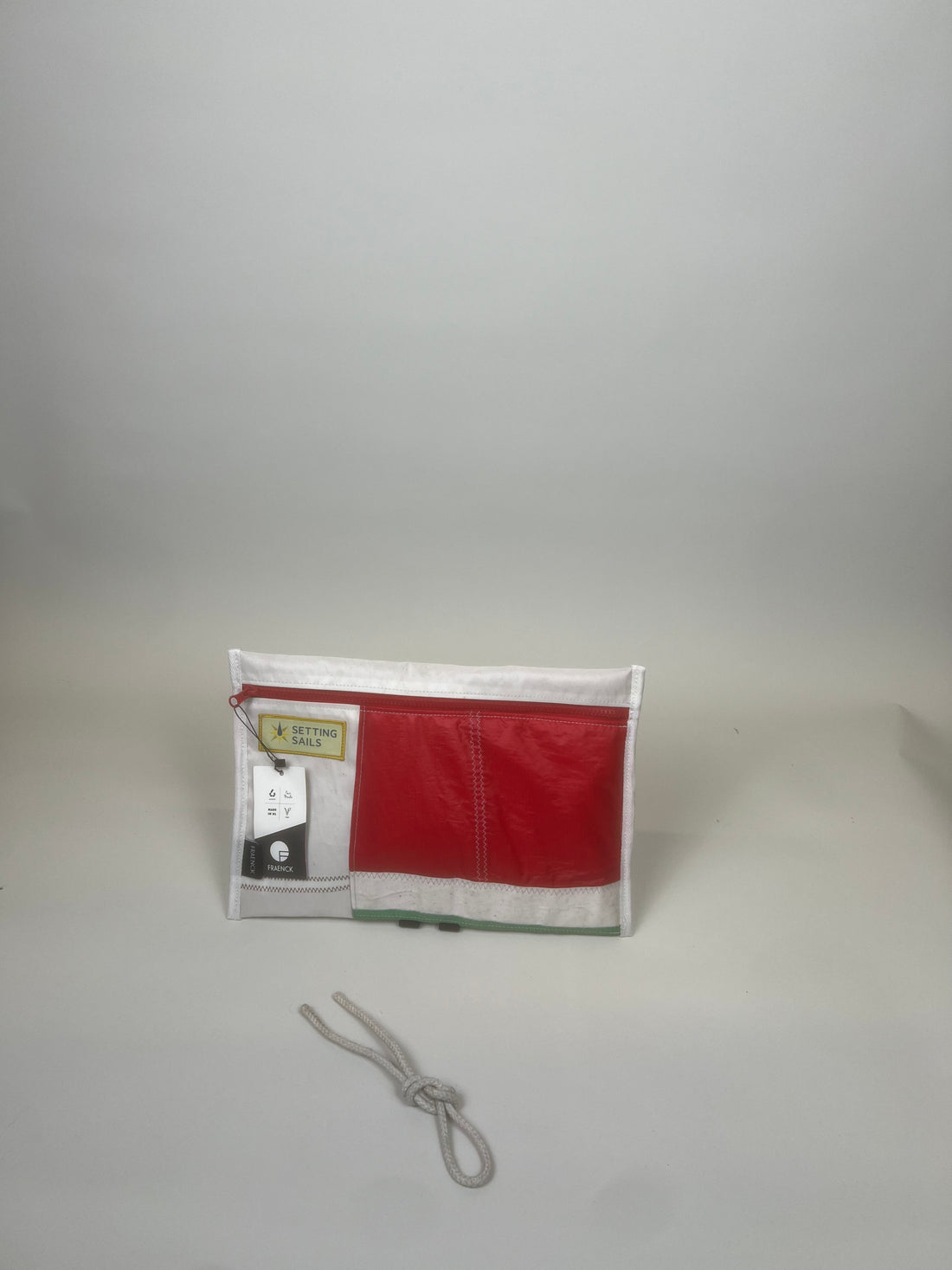 Laptophoes van gerecycled jachtzeil, wit met rood vak