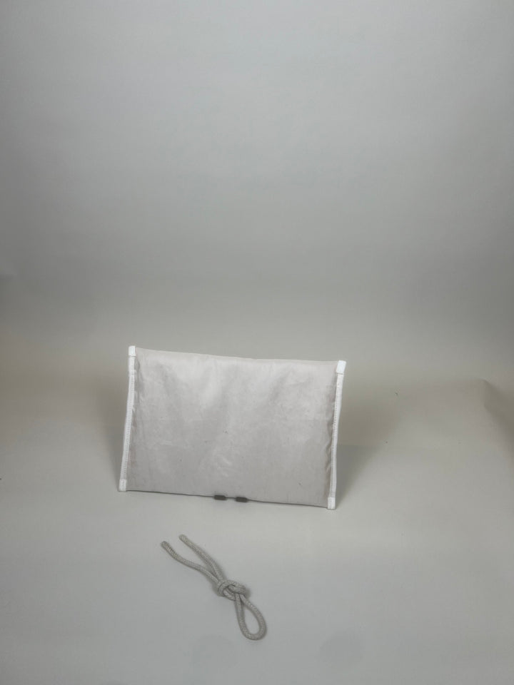 Laptophoes van gerecycled jachtzeil, witte achterzijde