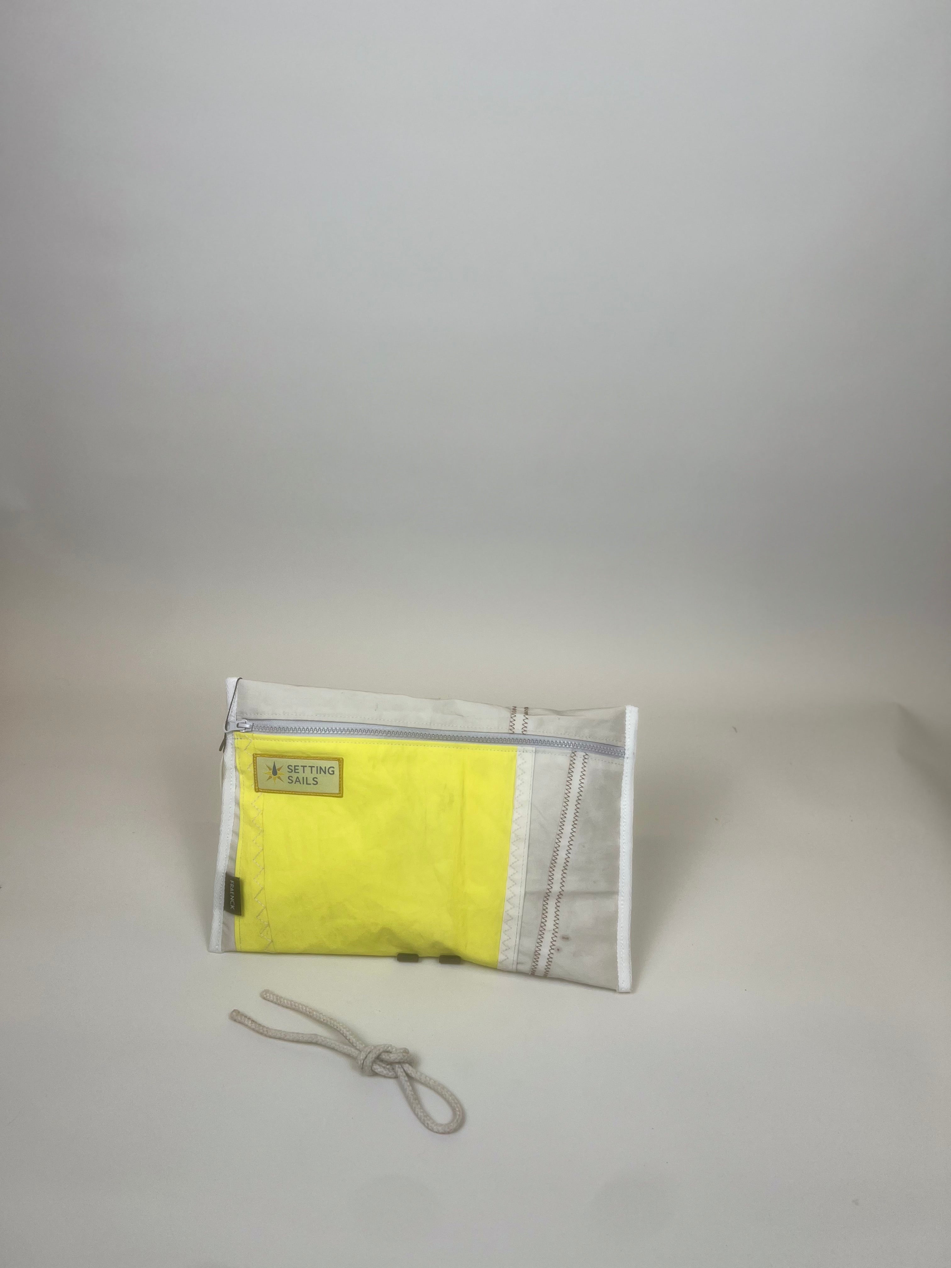Laptophoes van gerecycled jachtzeil, wit met geel vak