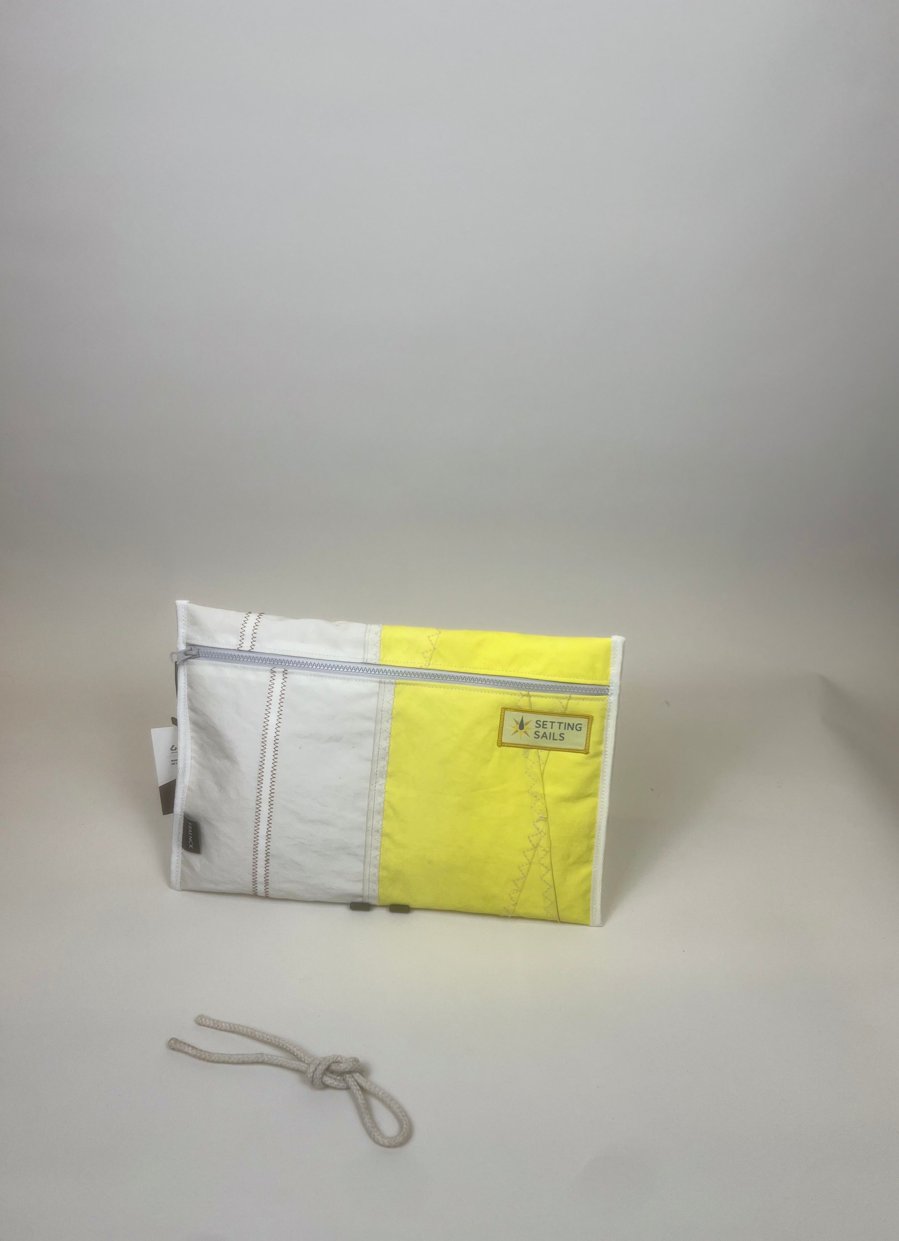 Laptophoes van gerecycled jachtzeil, wit met geel vak rechts
