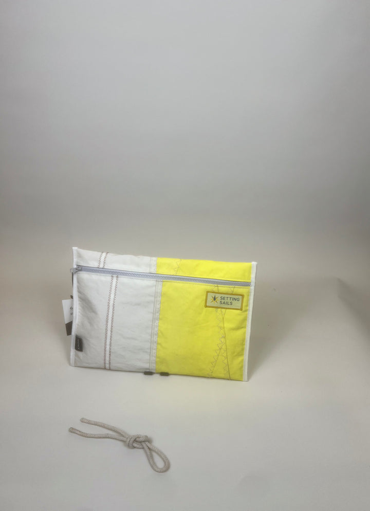 Laptophoes van gerecycled jachtzeil, wit met geel vak rechts