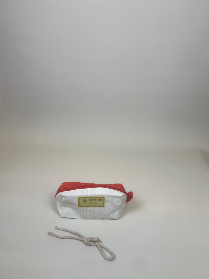 Etui van gerecycled jachtzeil, wit met rode rits