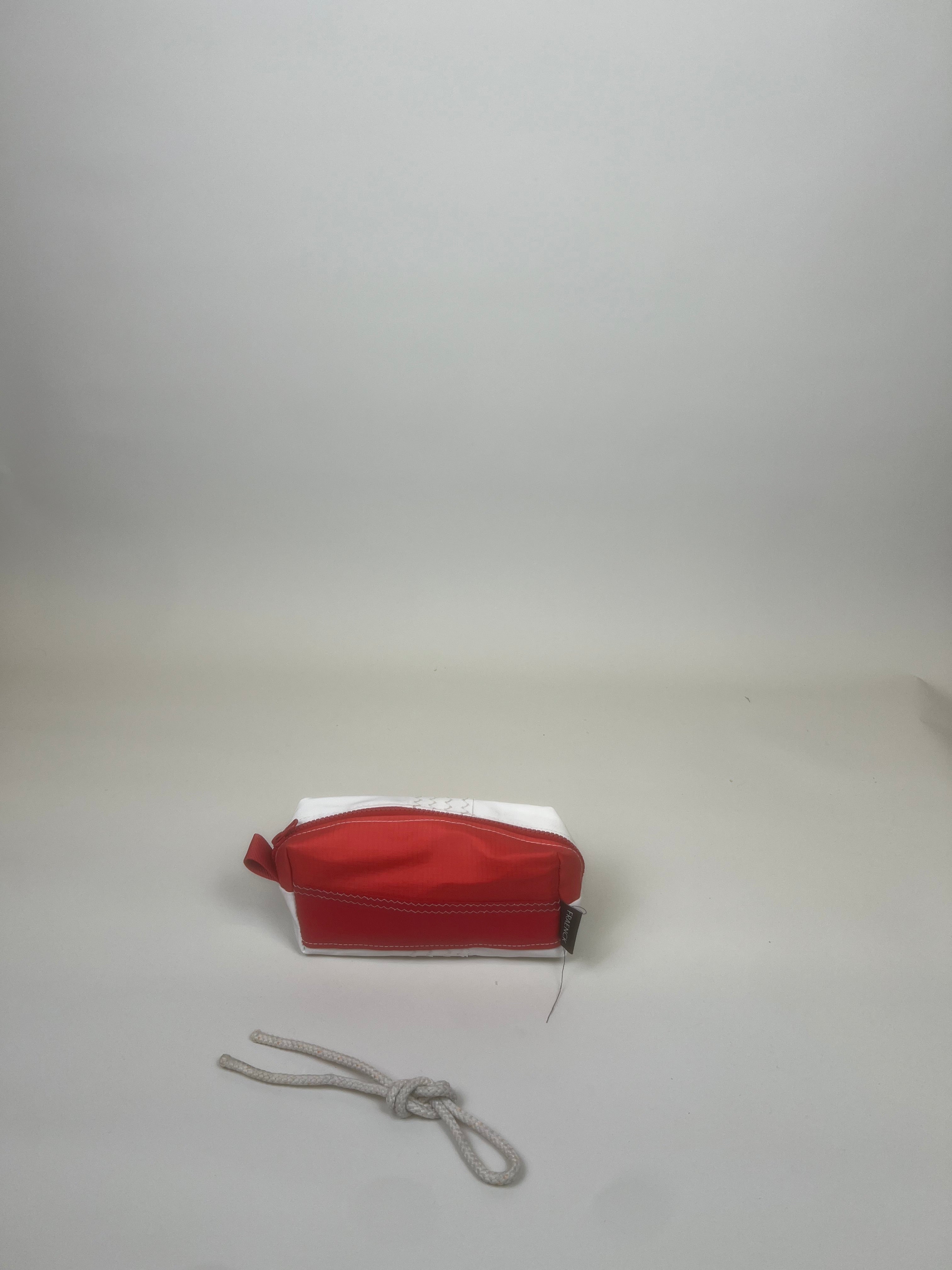 Etui van gerecycled jachtzeil, rode achterzijde