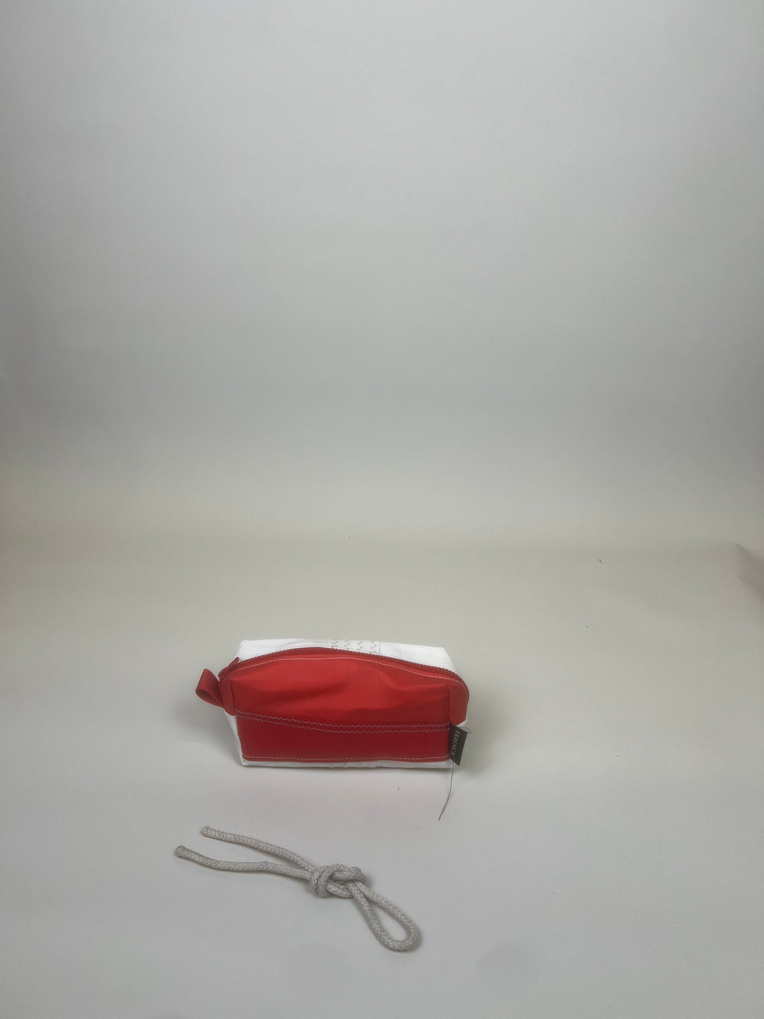 Etui van gerecycled jachtzeil, rode achterzijde