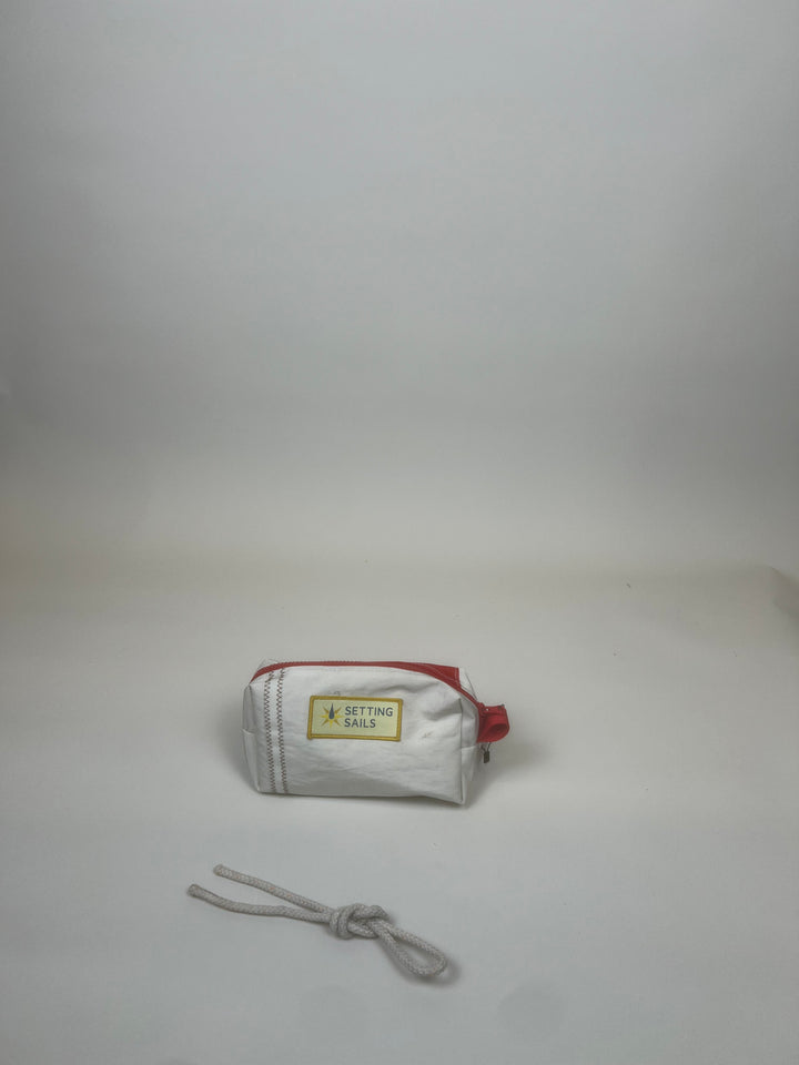 Etui van gerecycled jachtzeil, wit met rode rits