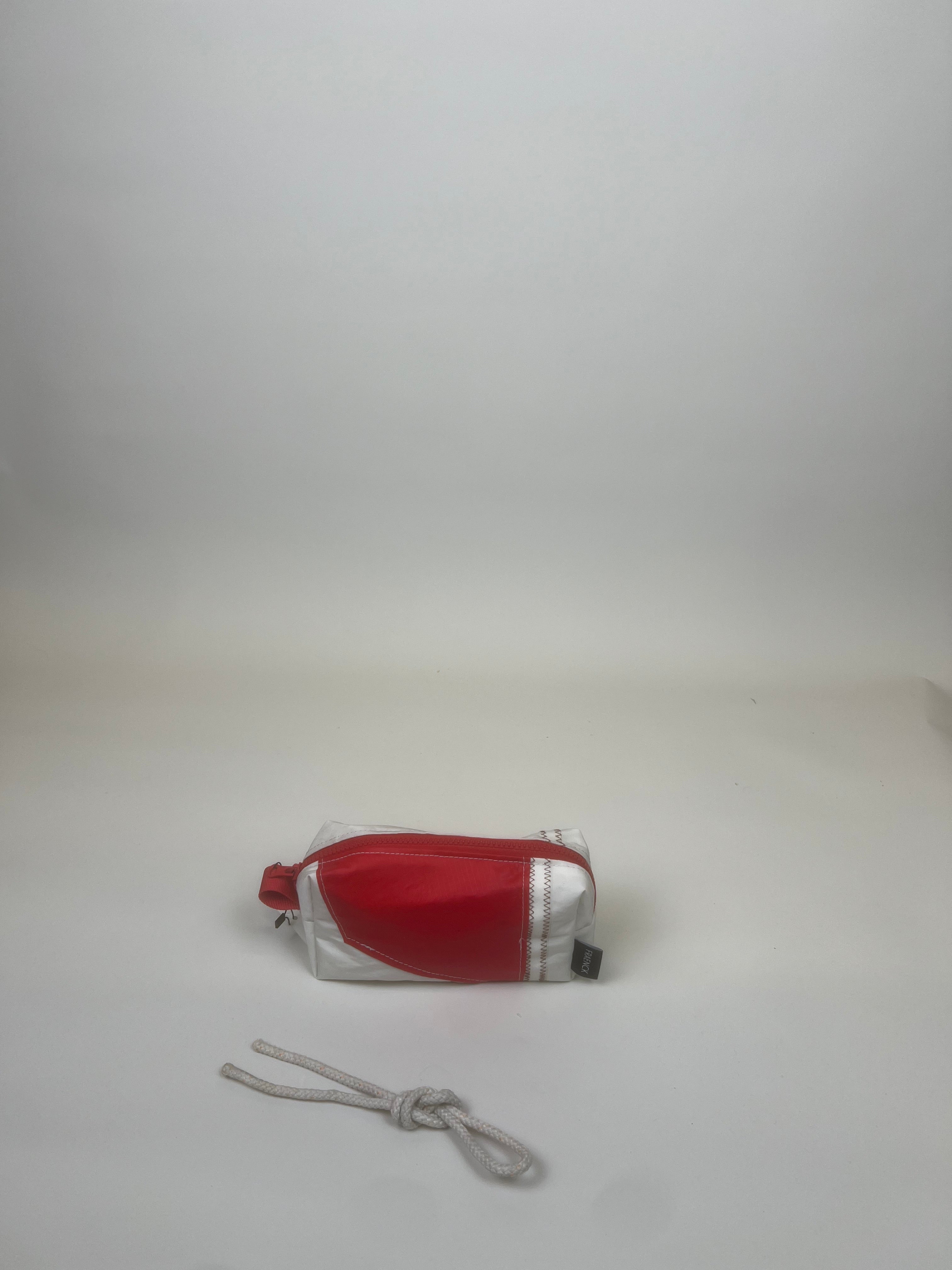 Etui van gerecycled jachtzeil, rode achterzijde