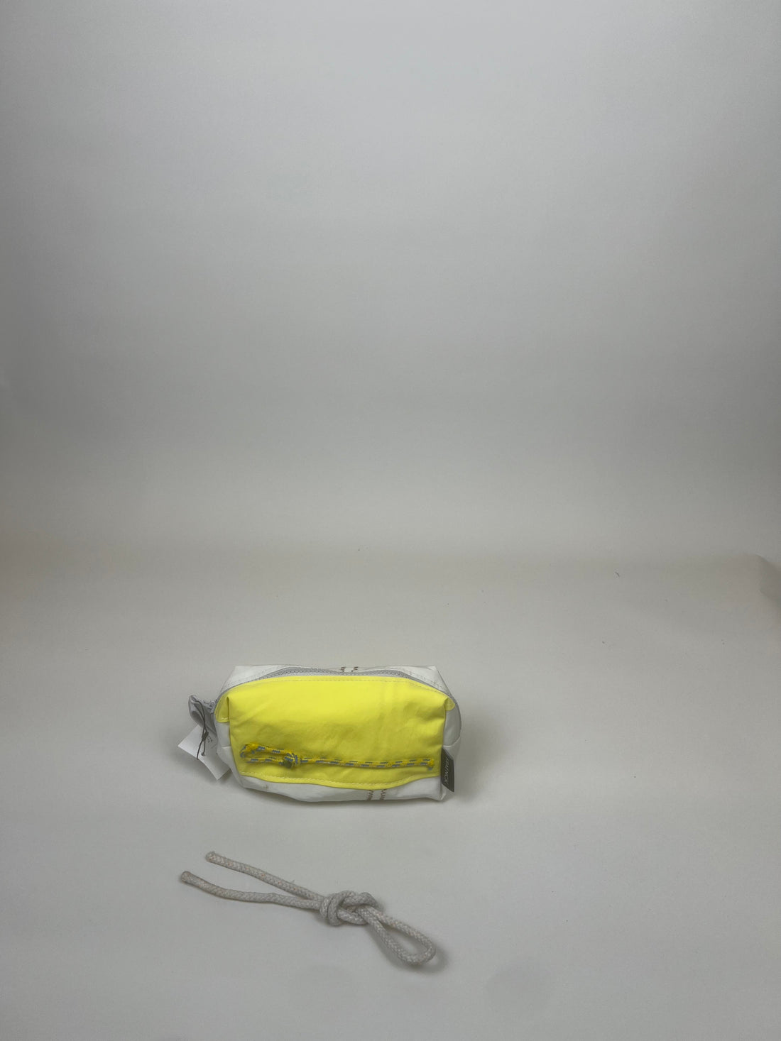 Etui van gerecycled jachtzeil, gele achterzijde