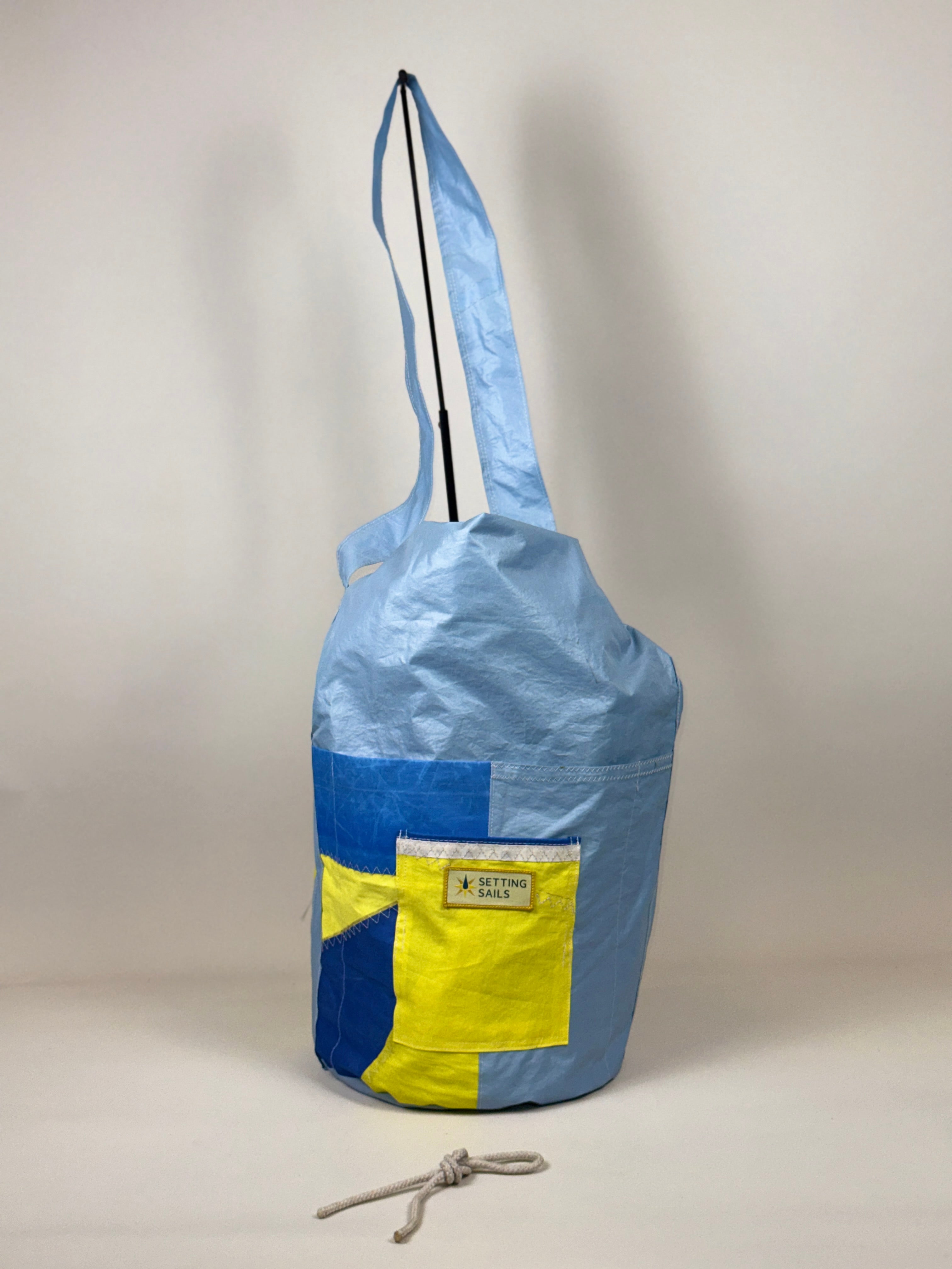 Plunjetas van lichtblauw gerecycled jachtzeil, voorkant met blauw en geel vlak