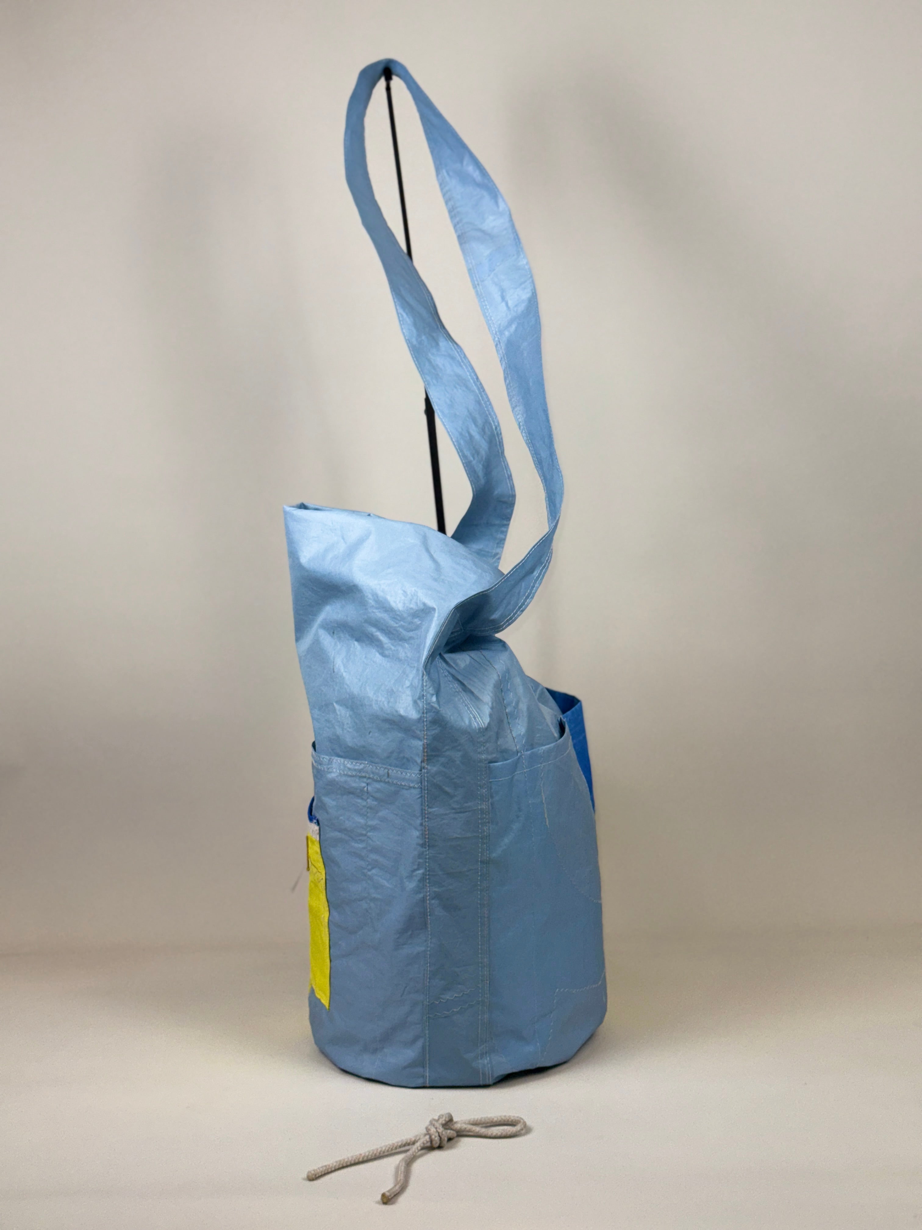 Plunjetas van lichtblauw gerecycled jachtzeil met blauw en geel vlak, zijkant