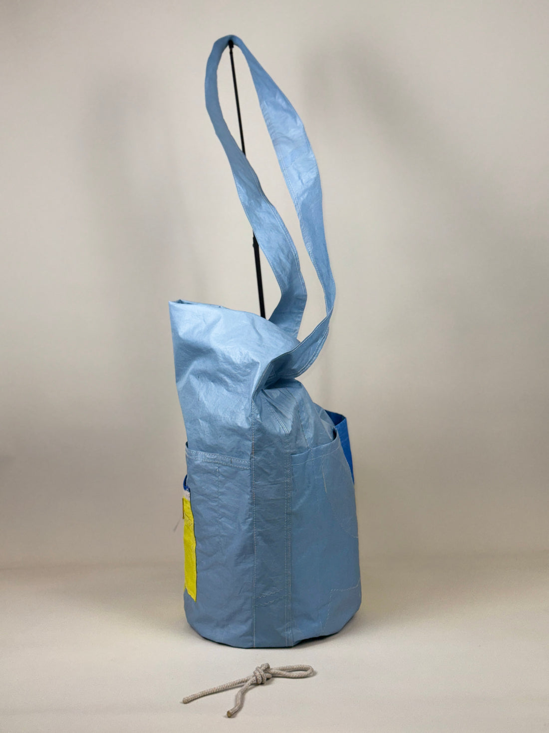 Plunjetas van lichtblauw gerecycled jachtzeil met blauw en geel vlak, zijkant