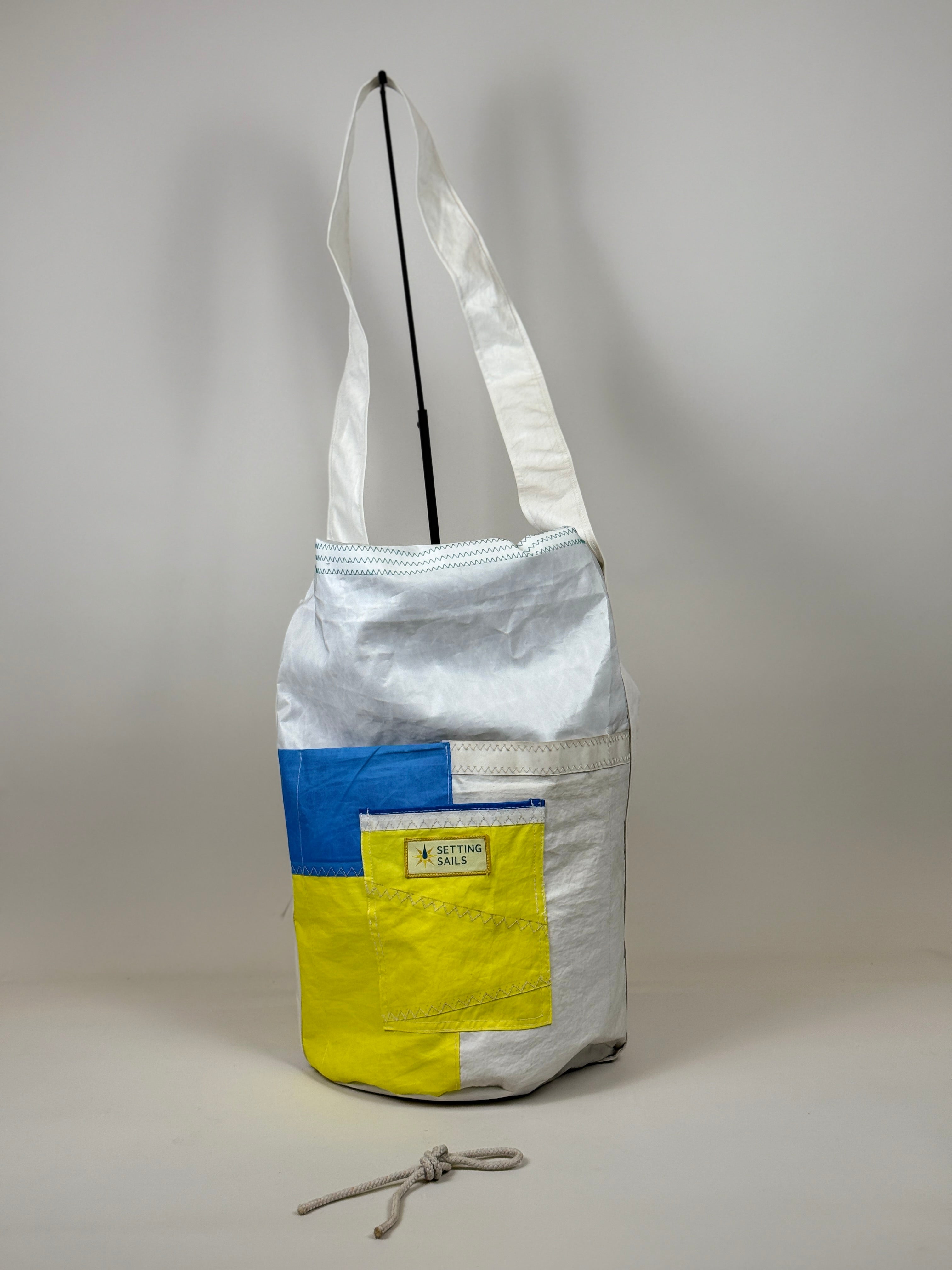 Plunjetas van gerecycled jachtzeil, voorkant met geel en blauw vlak