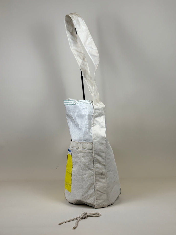 Plunjetas van gerecycled jachtzeil met geel en blauw vlak, zijkant