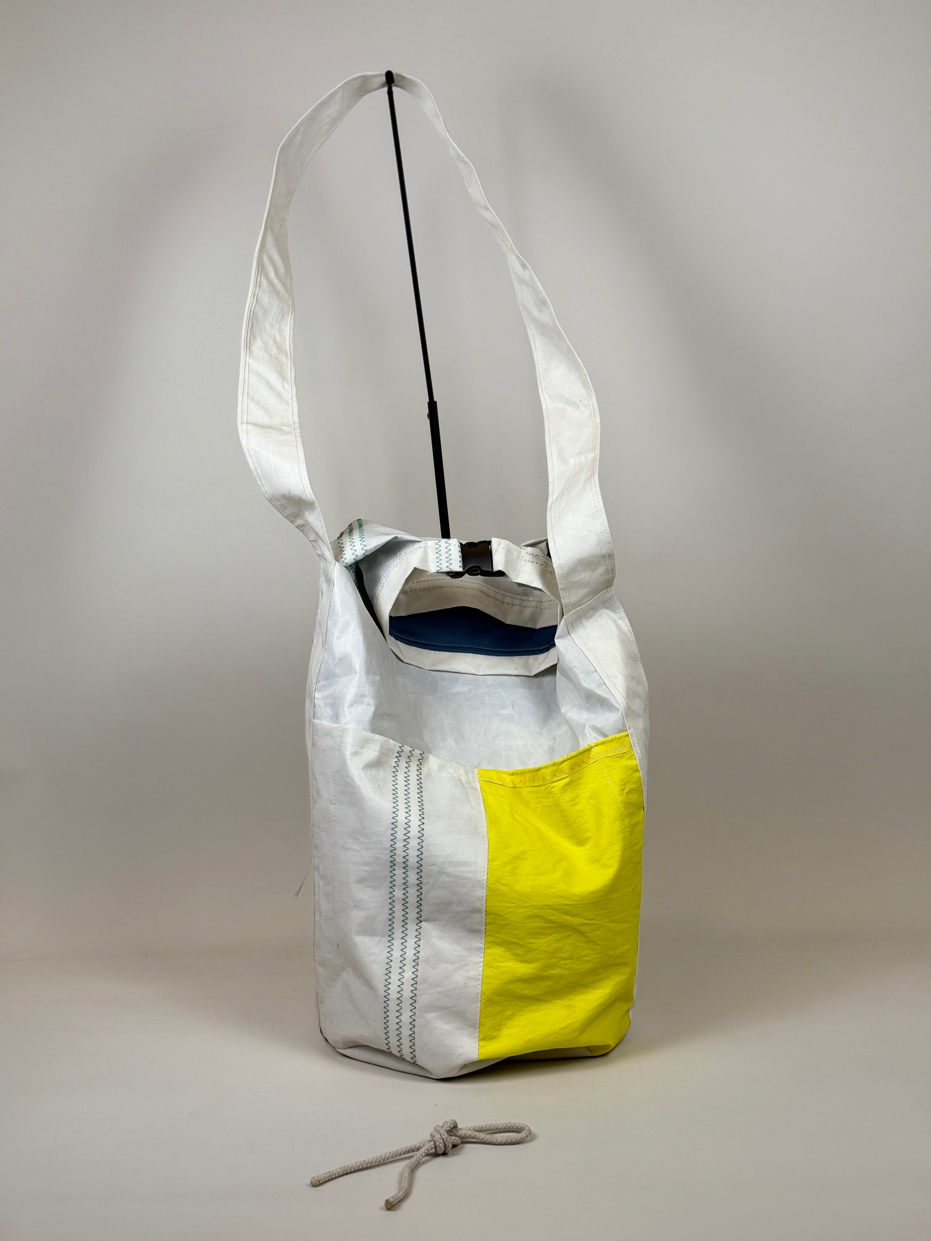 Plunjetas van gerecycled jachtzeil met geel en blauw vlak, achterkant en opening