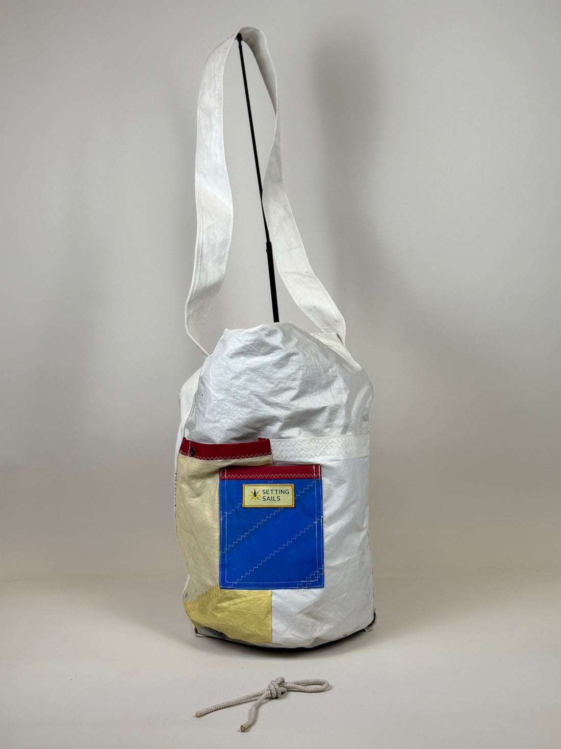 Plunjetas van gerecycled jachtzeil, voorkant met blauw en rood vlak