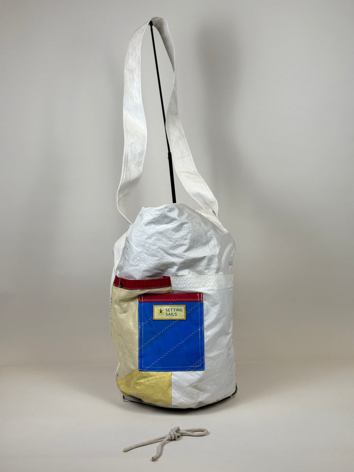 Plunjetas van gerecycled jachtzeil, voorkant met blauw en rood vlak