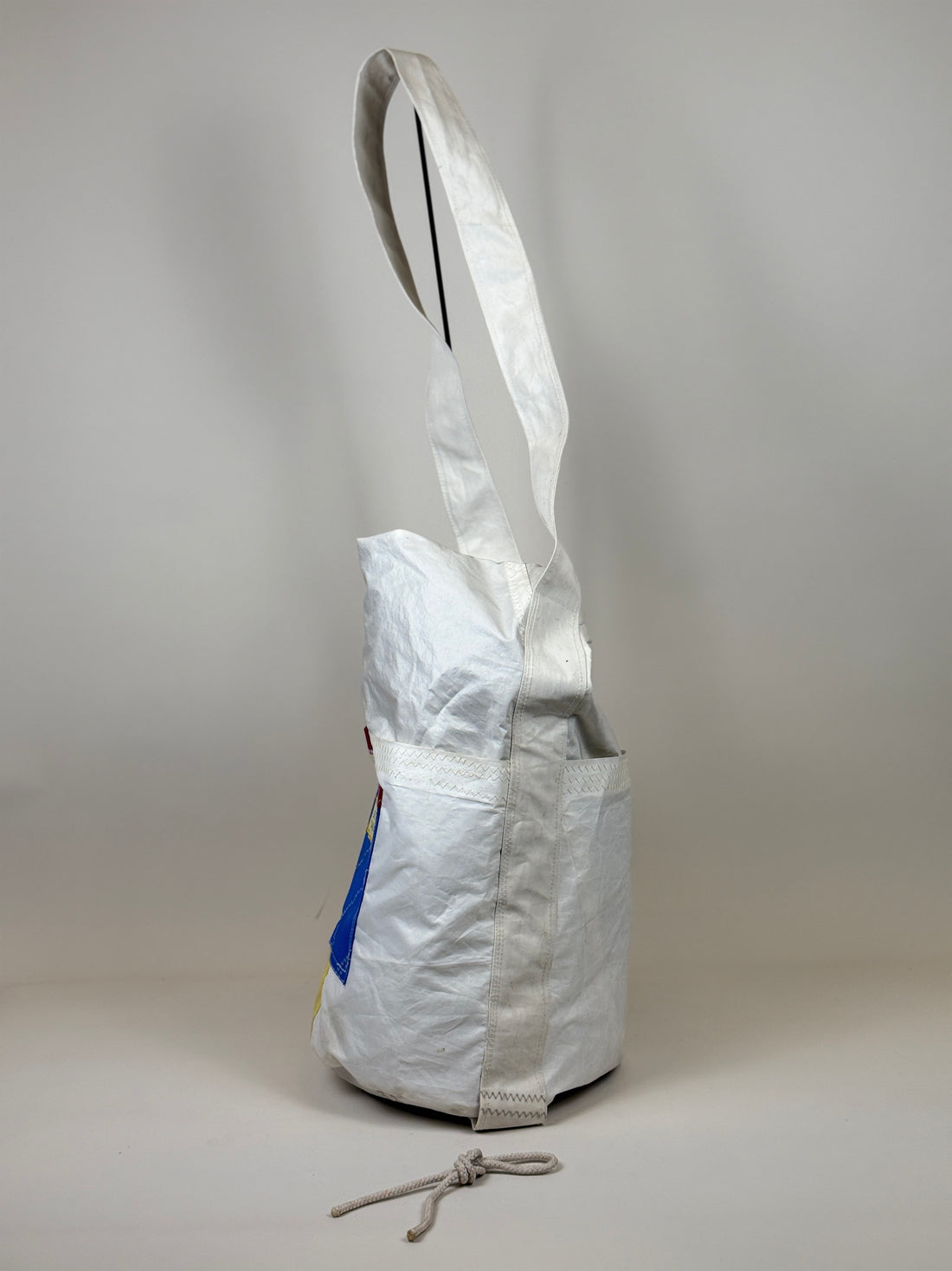 Plunjetas van gerecycled jachtzeil met blauw en rood vlak, zijkant