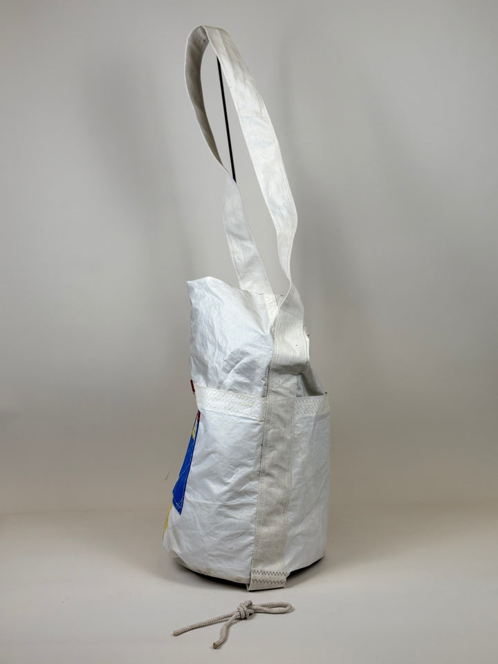 Plunjetas van gerecycled jachtzeil met blauw en rood vlak, zijkant