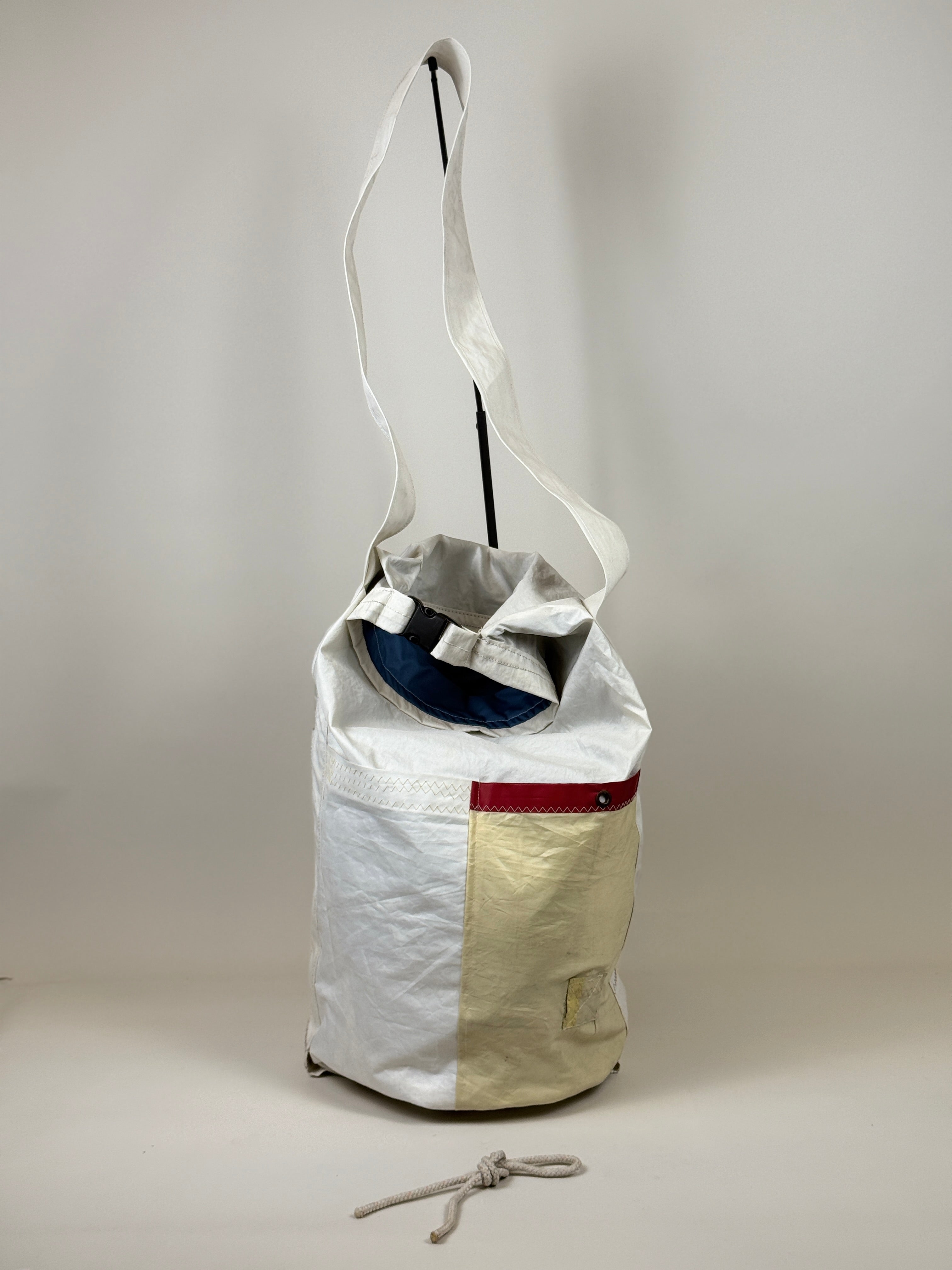 Plunjetas van gerecycled jachtzeil met blauw en rood vlak, achterkant en opening