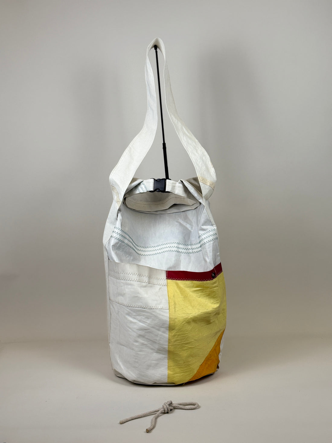 Plunjetas van gerecycled jachtzeil met lichtgeel vlak, achterkant en opening
