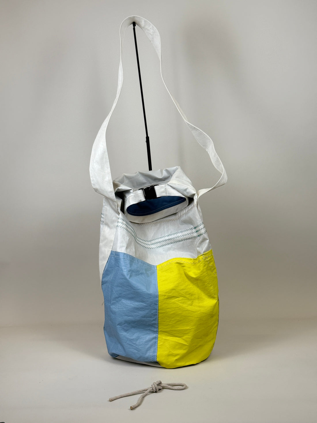 Plunjetas van gerecycled jachtzeil met geel en lichtblauw vlak, achterkant en opening