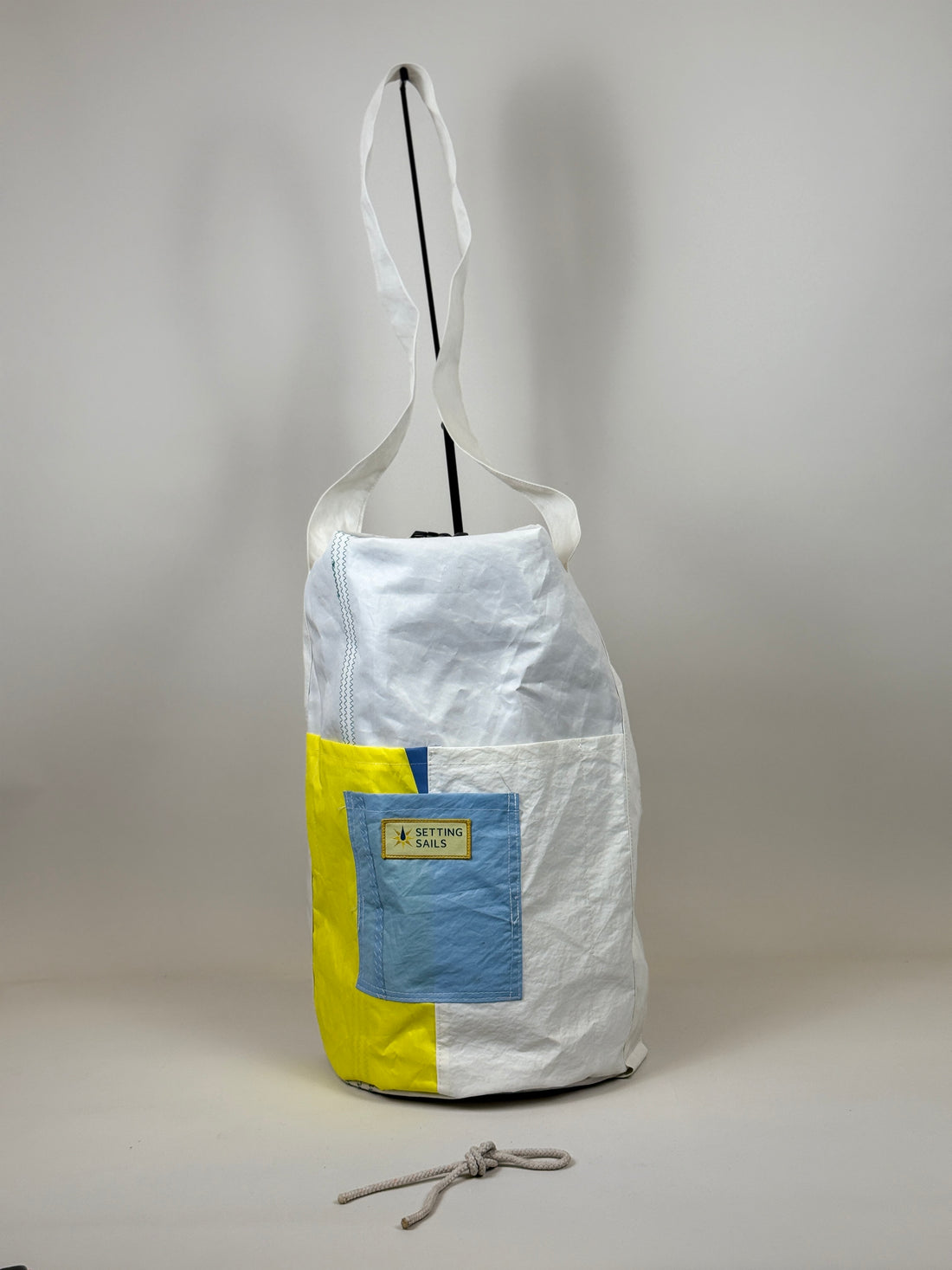 Plunjetas van gerecycled jachtzeil, voorkant met geel en lichtblauw vlak