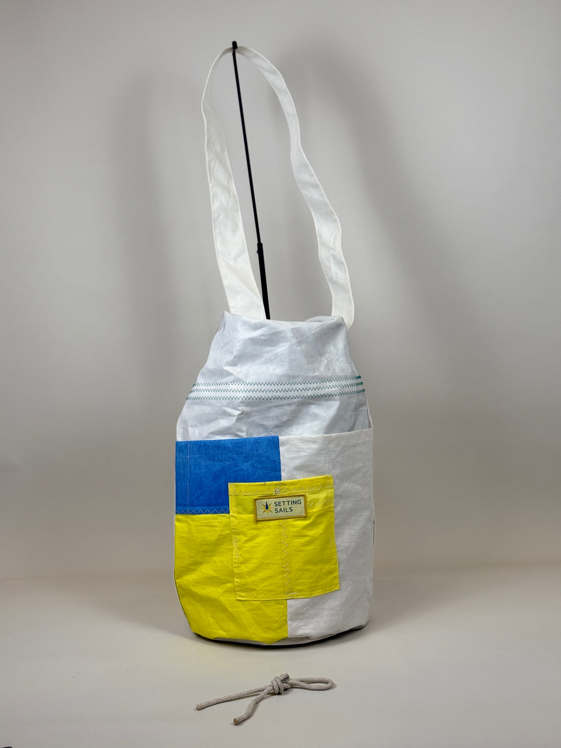 Plunjetas van gerecycled jachtzeil, voorkant met blauw en geel vlak