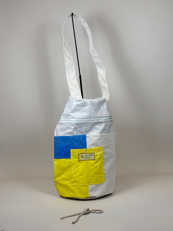 Plunjetas van gerecycled jachtzeil, voorkant met blauw en geel vlak