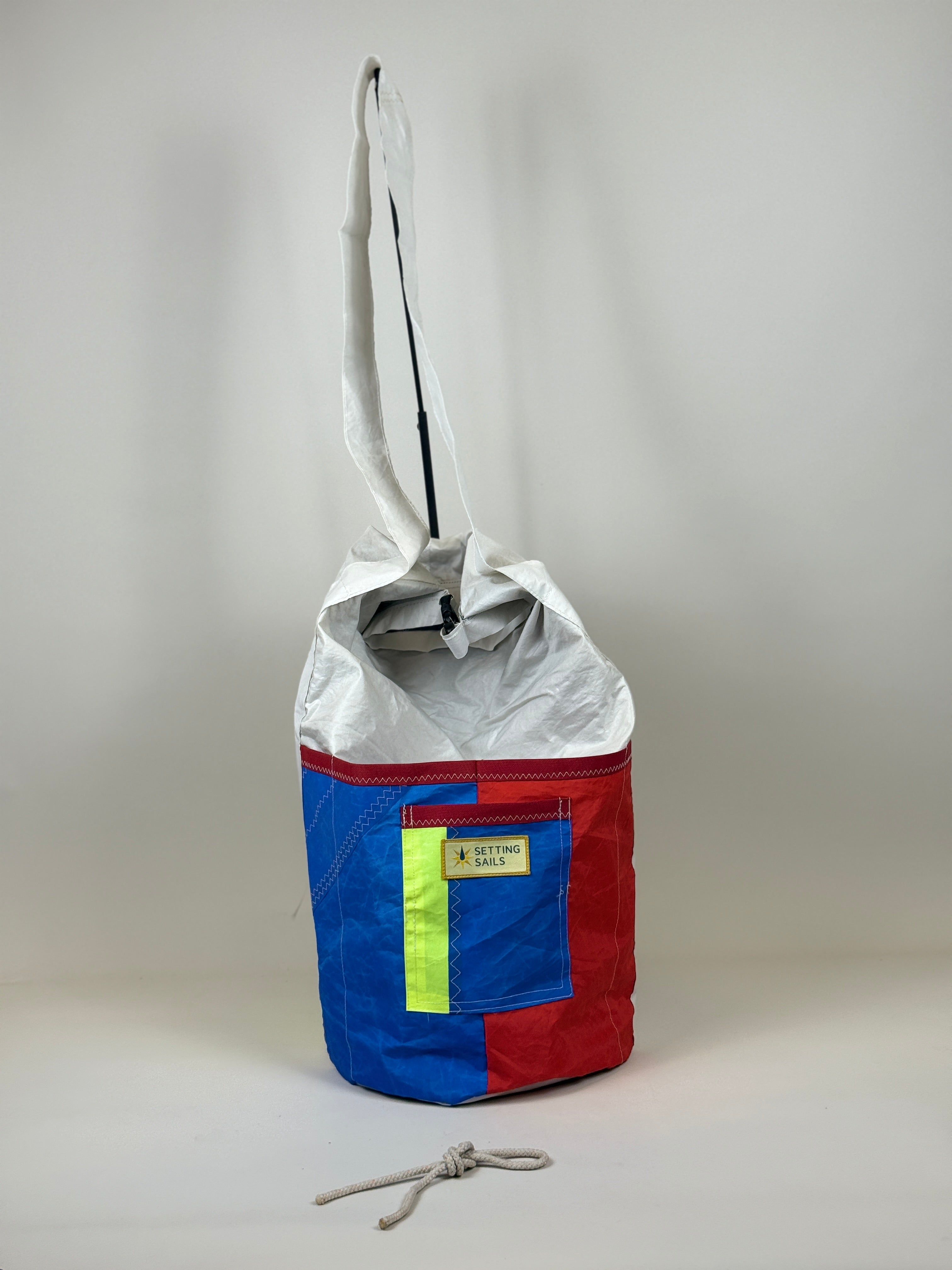 Plunjetas van gerecycled jachtzeil, voorkant met rood, blauw en neongeel vlak