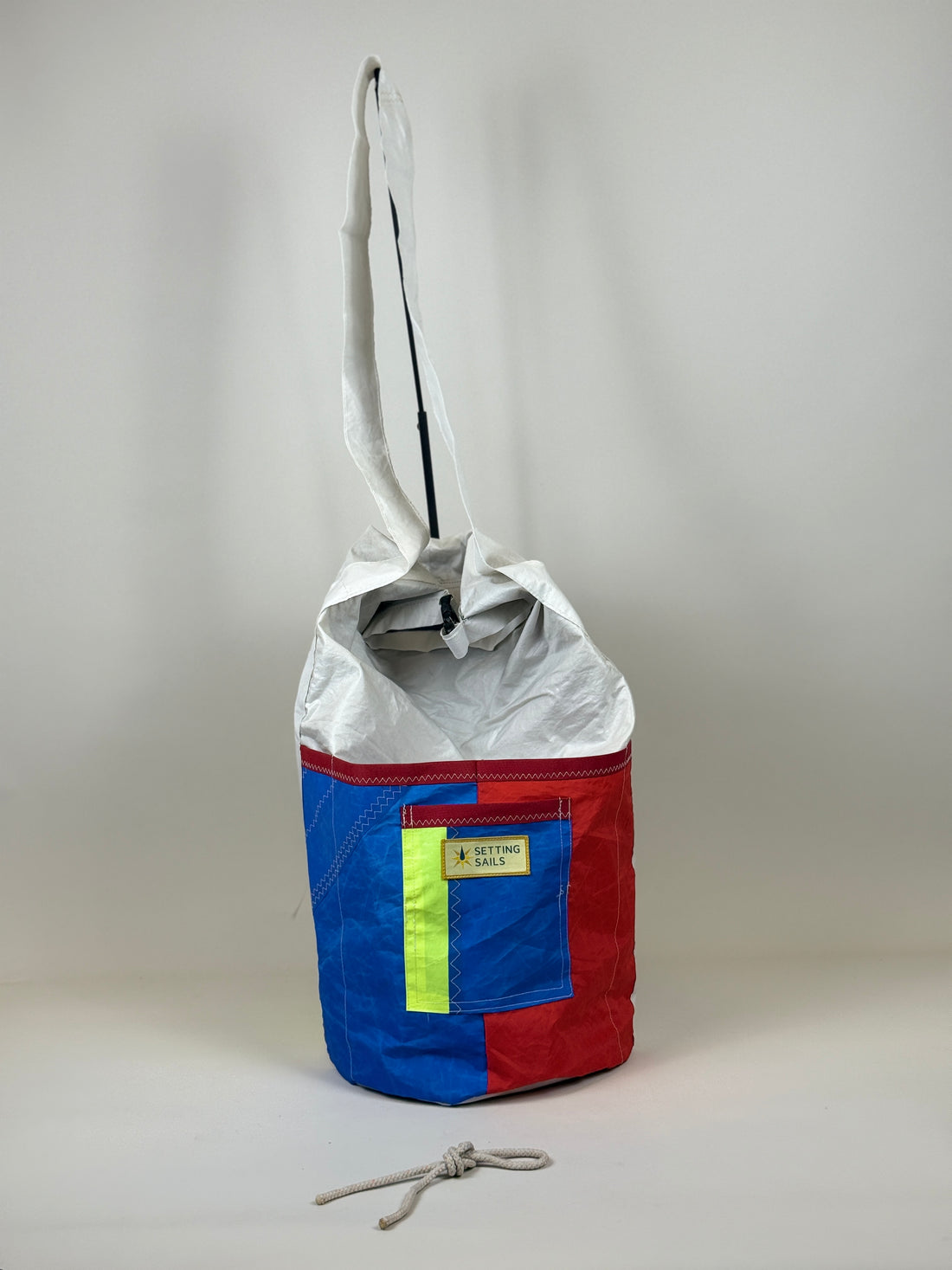 Plunjetas van gerecycled jachtzeil, voorkant met rood, blauw en neongeel vlak