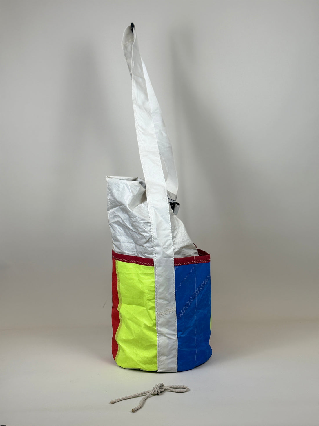 Plunjetas van gerecycled jachtzeil met rood en neongeel vlak, zijkant