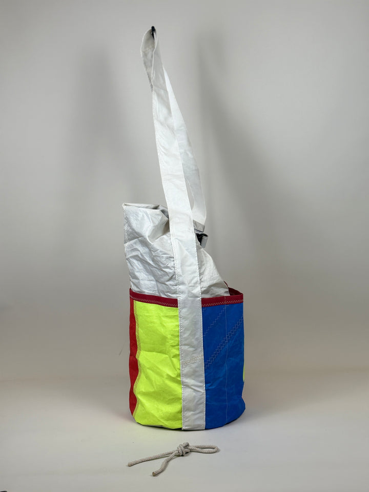 Plunjetas van gerecycled jachtzeil met rood en neongeel vlak, zijkant