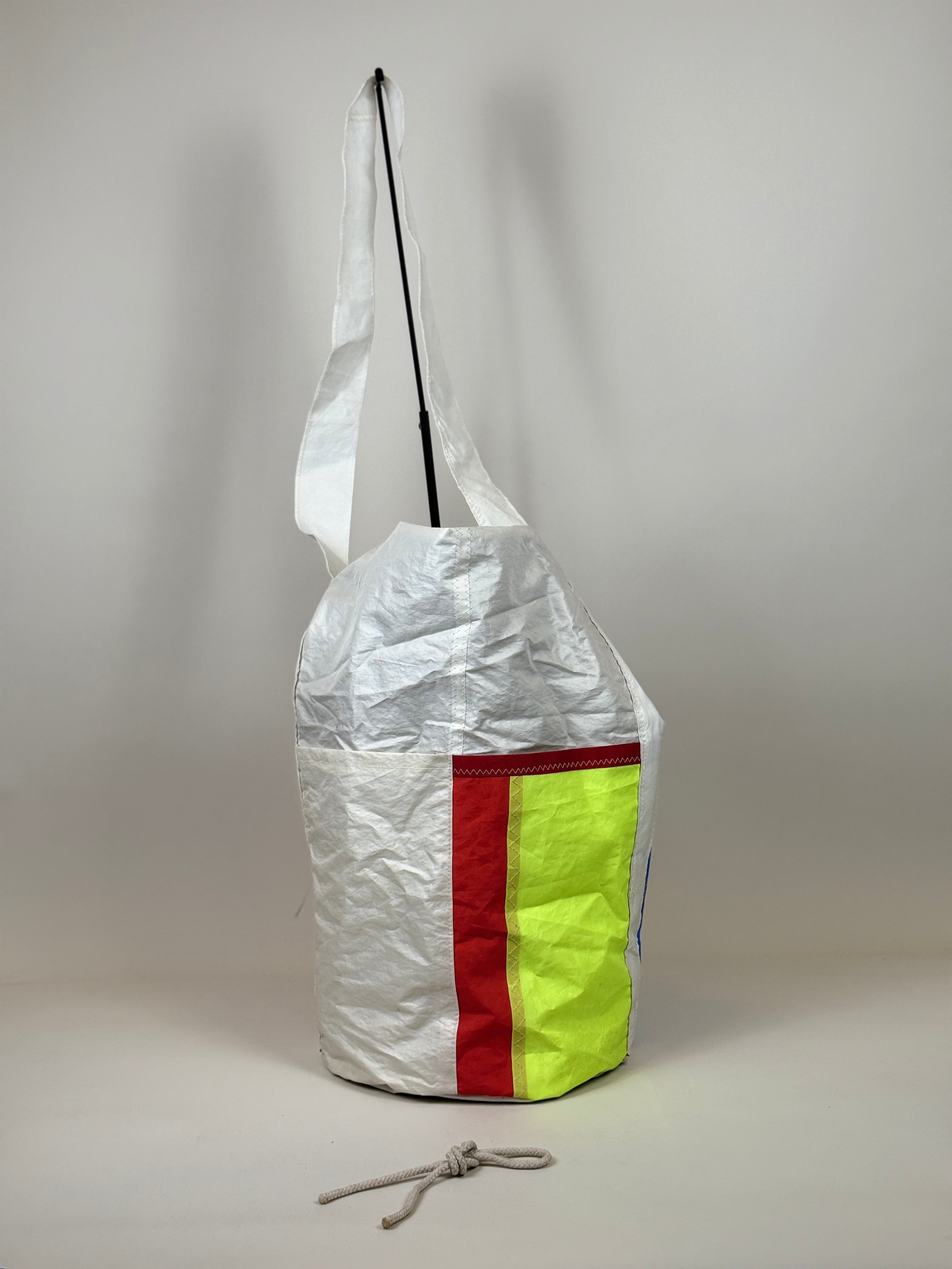 Plunjetas van gerecycled jachtzeil met rood vlak, achterkant