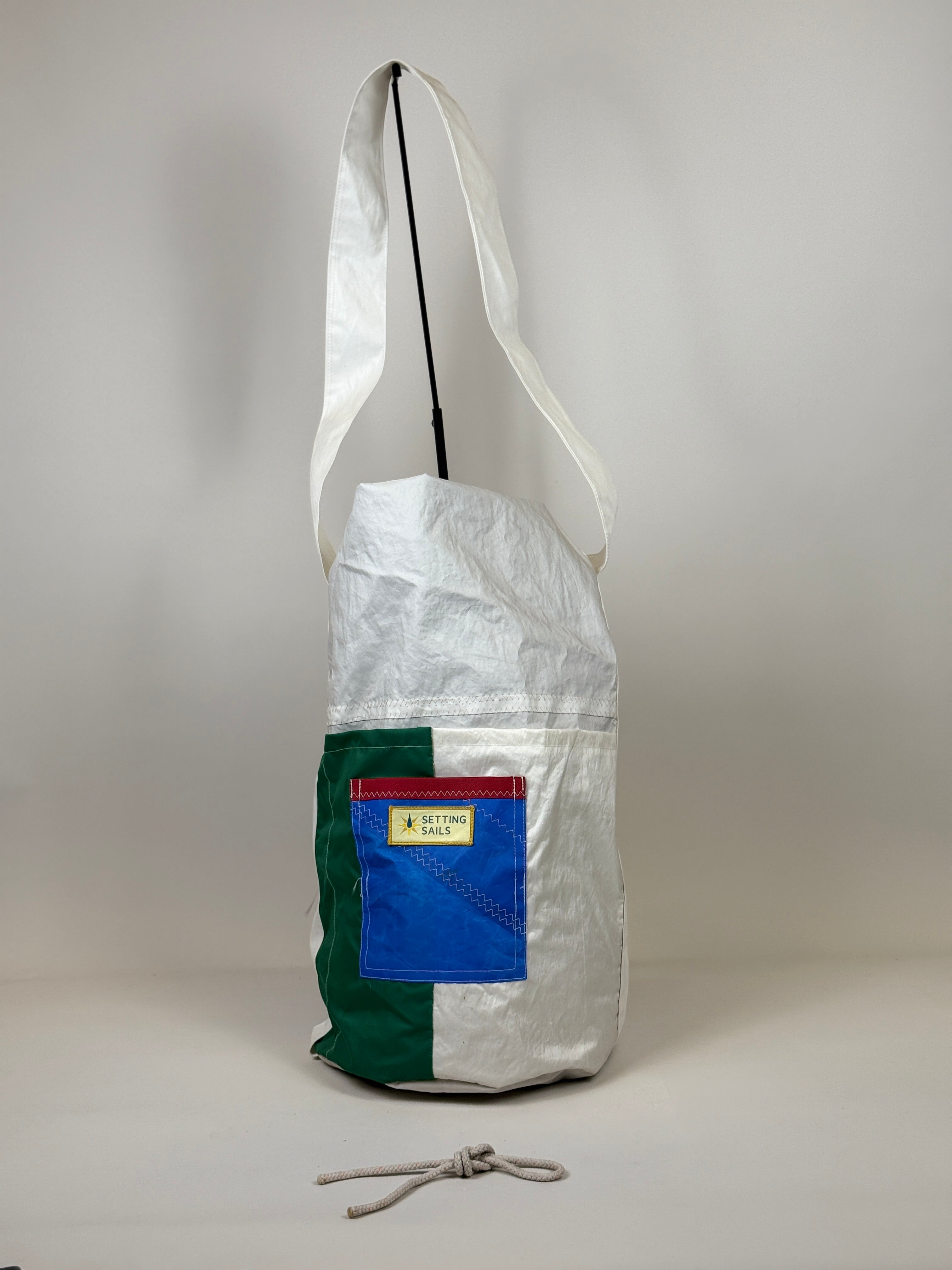Plunjetas van gerecycled jachtzeil, voorkant met groen en blauw vlak