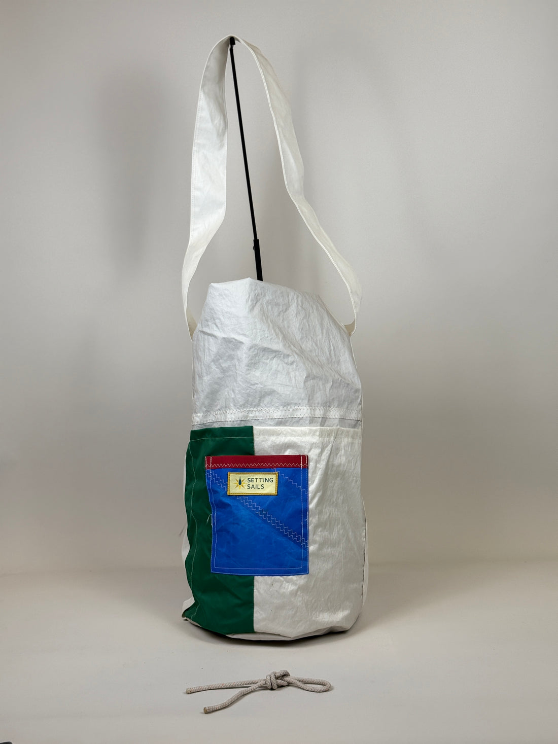 Plunjetas van gerecycled jachtzeil, voorkant met groen en blauw vlak
